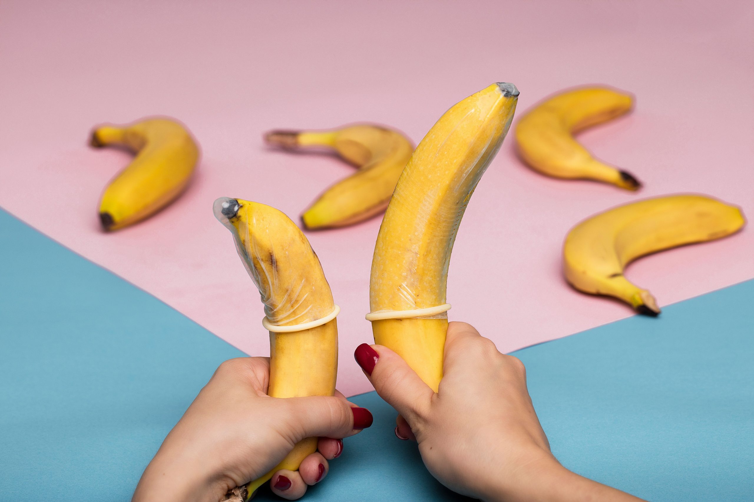 Bananes et préservatifs fond pastel