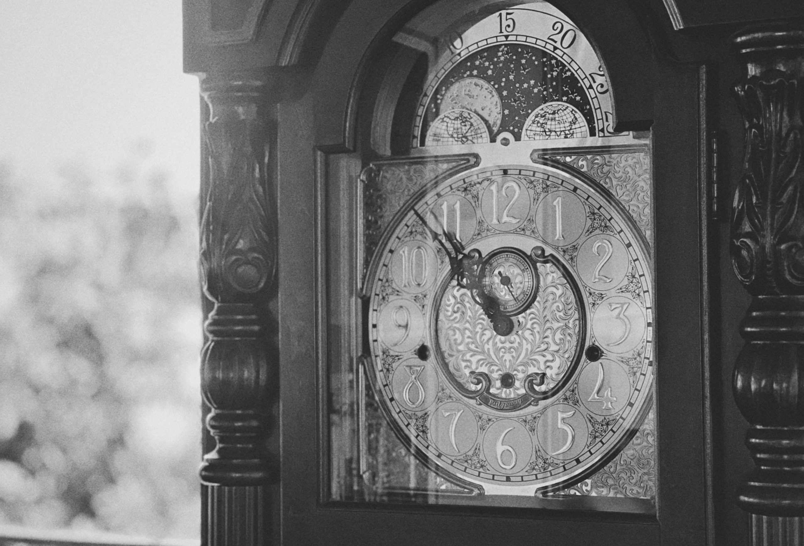 Cadran horloge grand-père vintage noir blanc détaillé