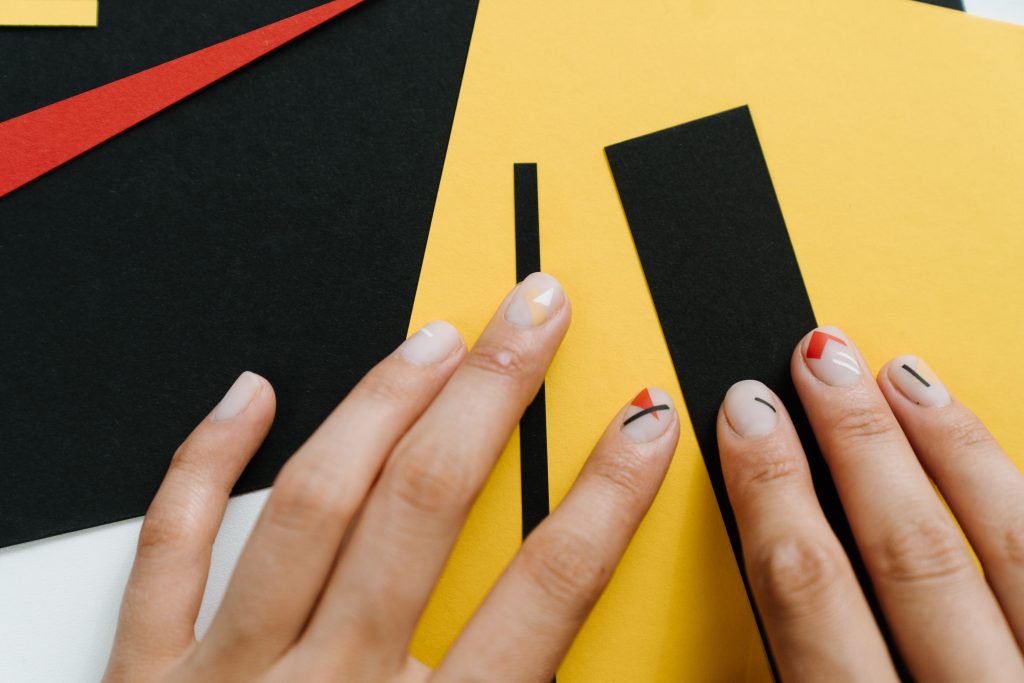 Art ongle géométrique jaune et noir moderne