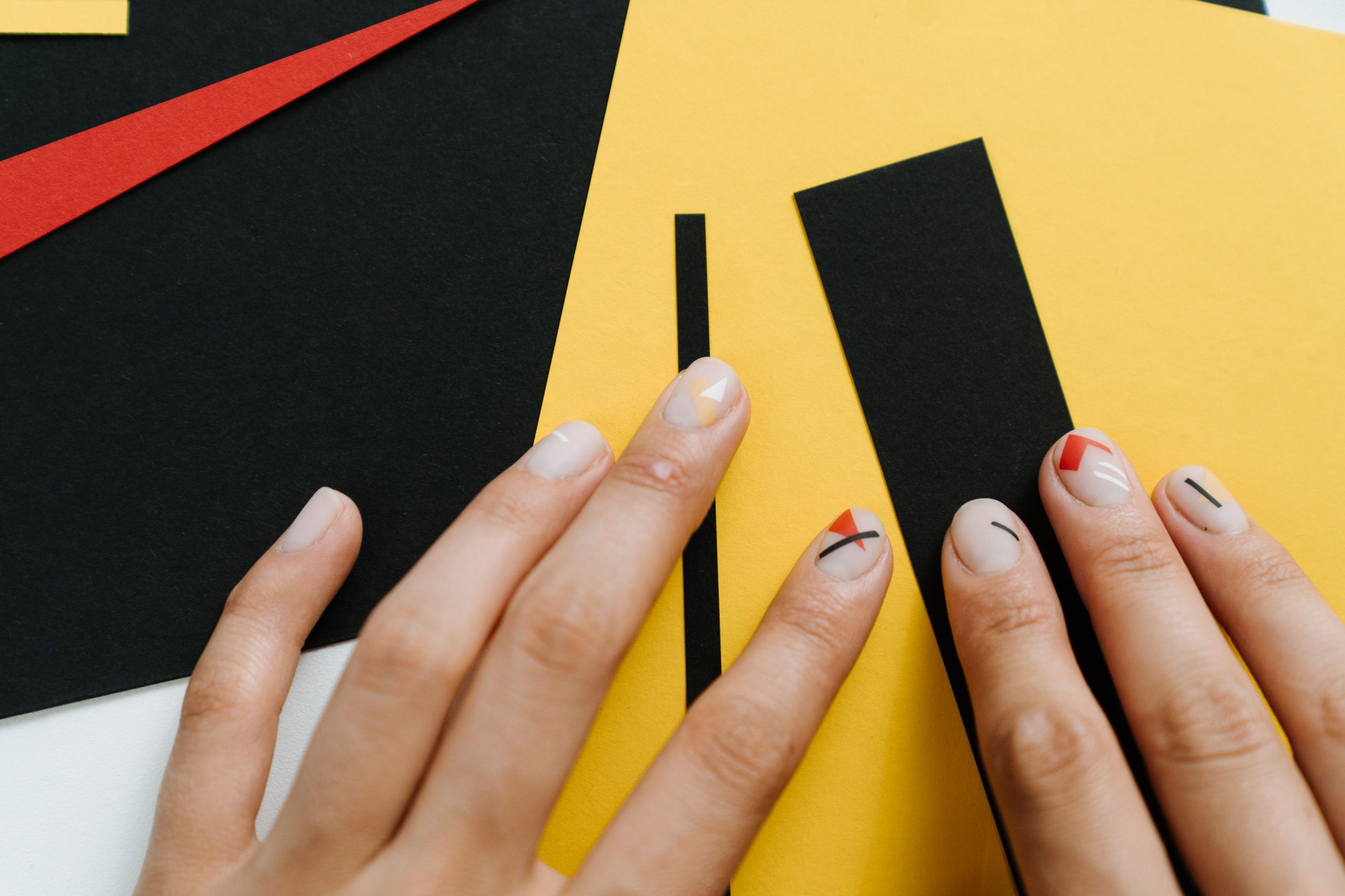 Art ongle géométrique jaune et noir moderne