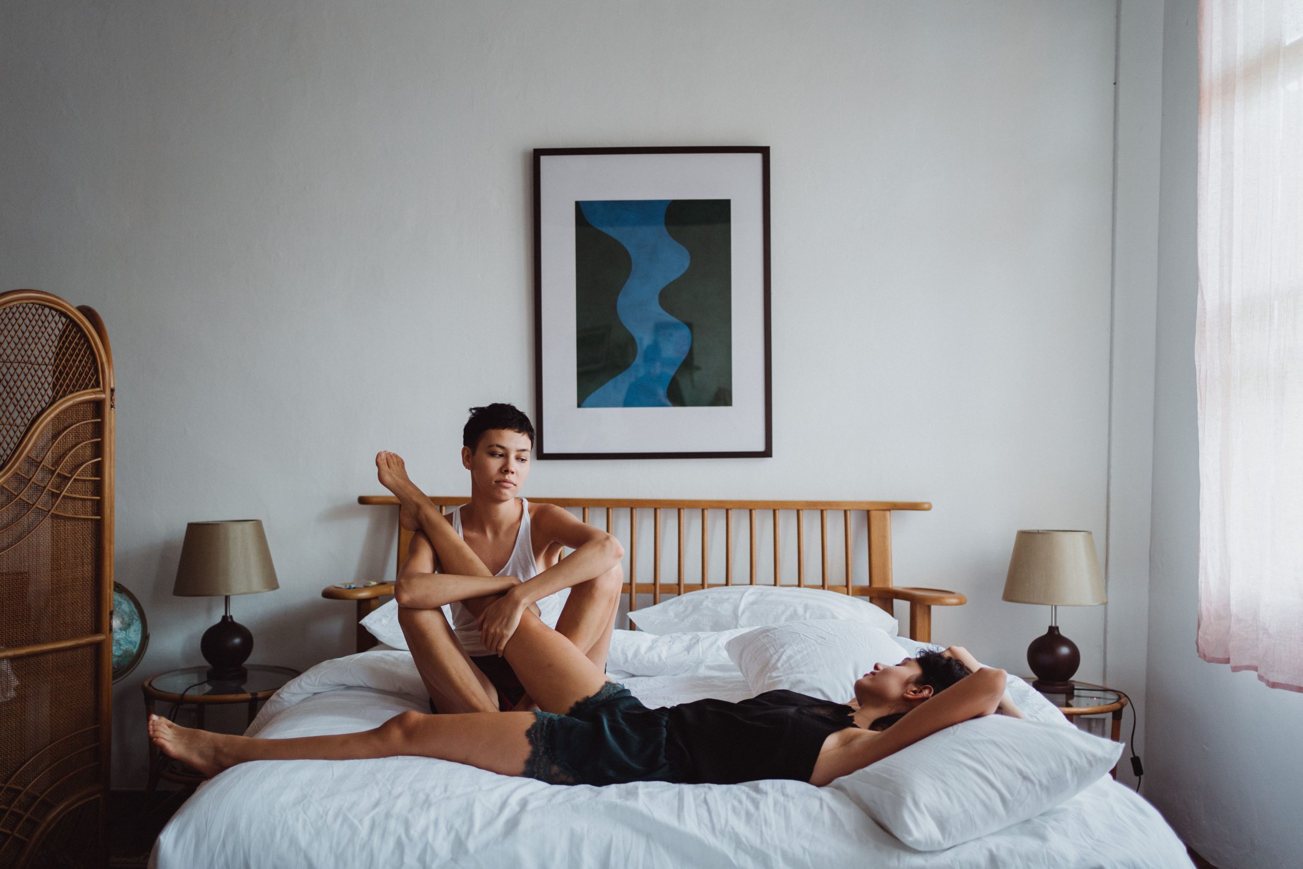 Couple savourant un moment tranquille au lit