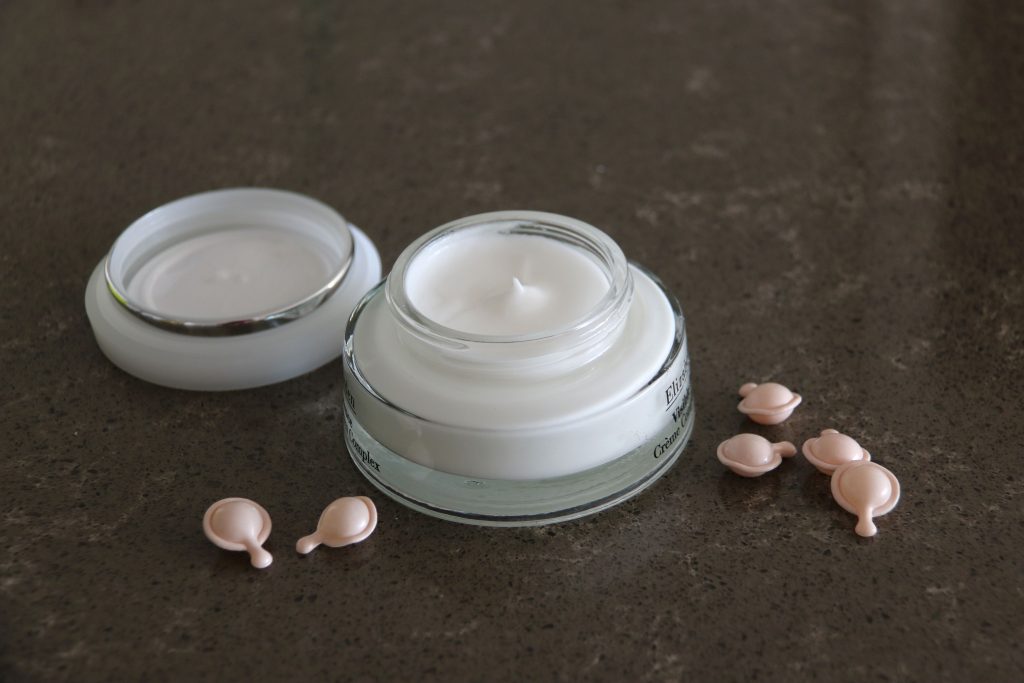 Pot ouvert de crème luxueuse avec capsules