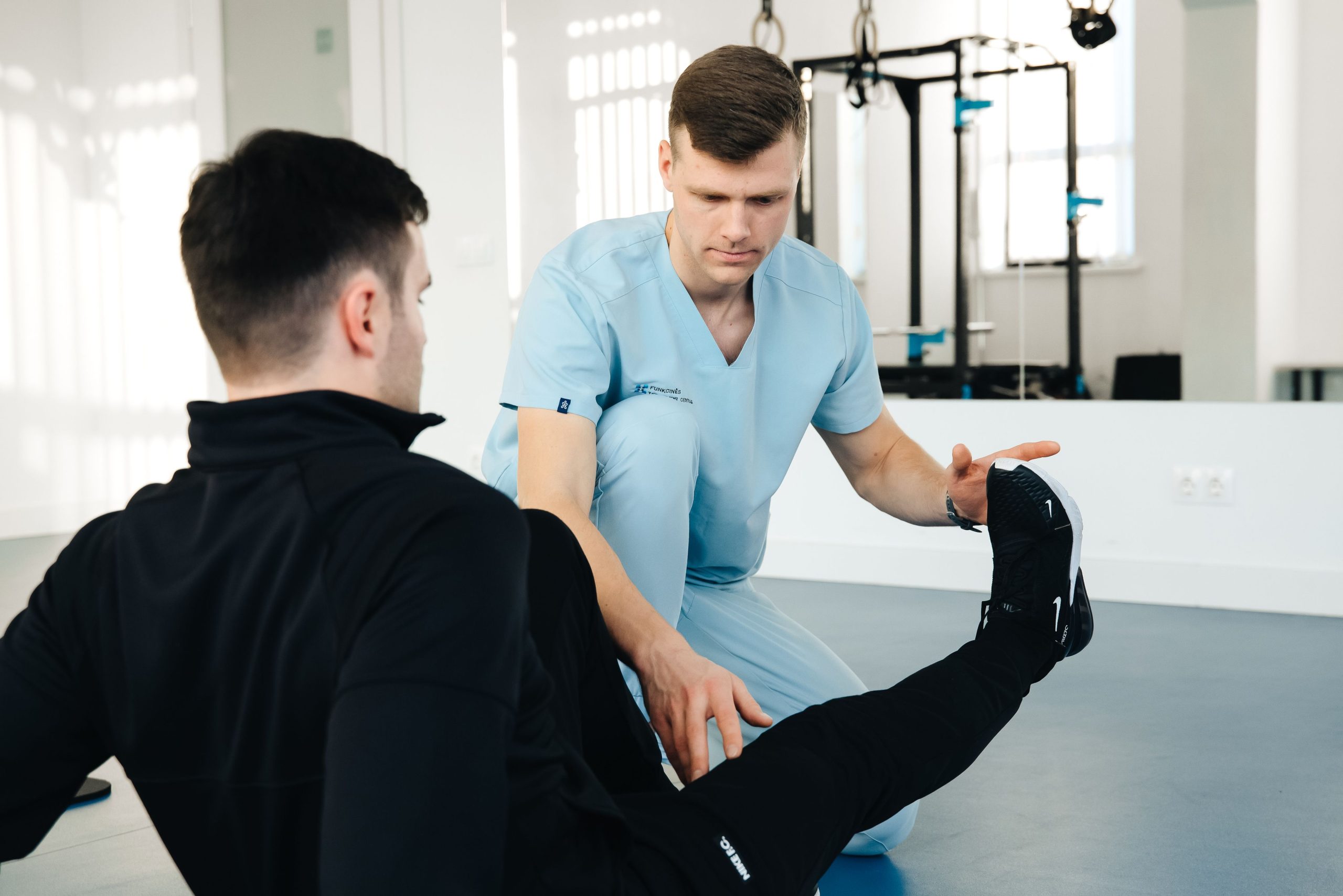 Exercices de rééducation genou en clinic avec thérapeute