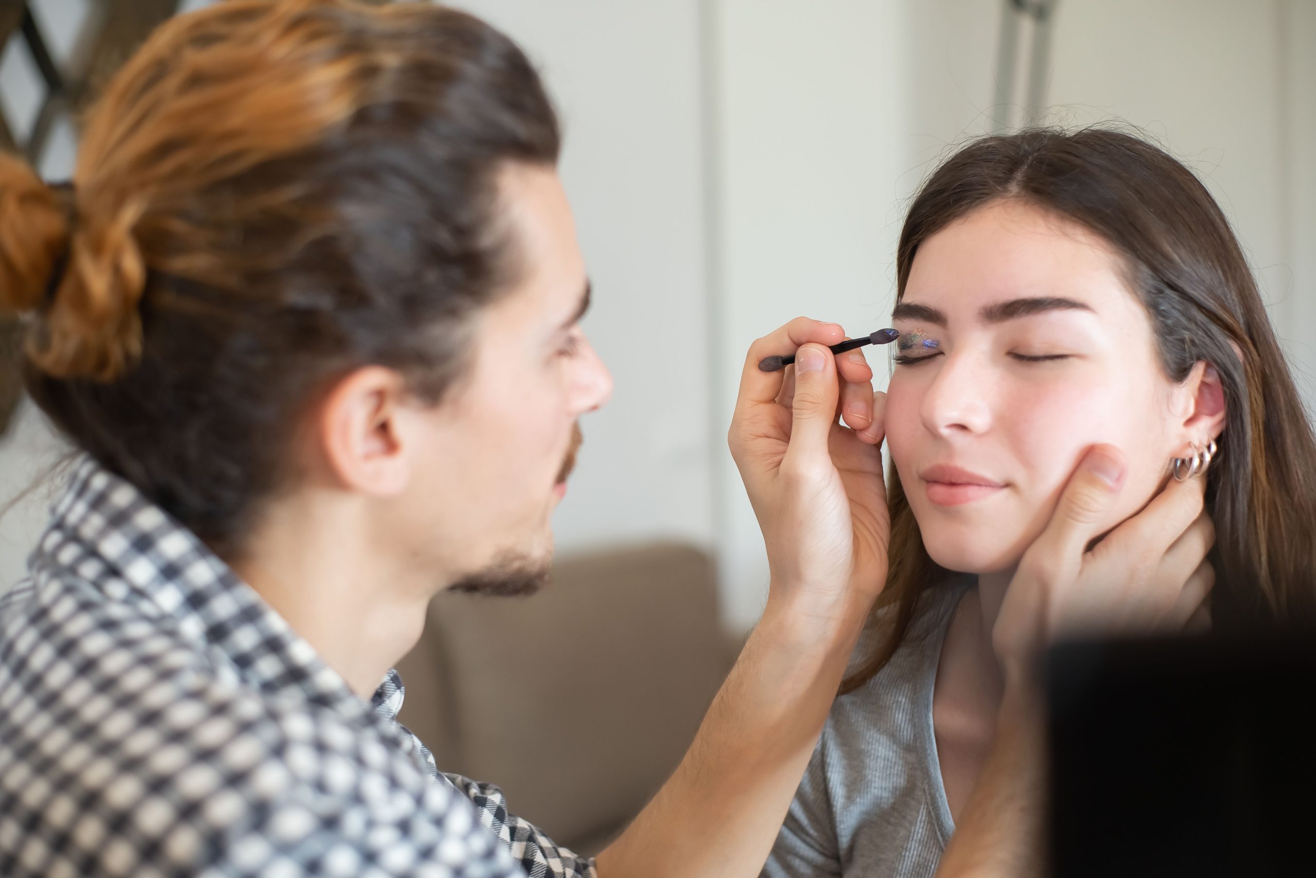 Maquilleuse appliquant l'eyeliner professionnel aux yeux