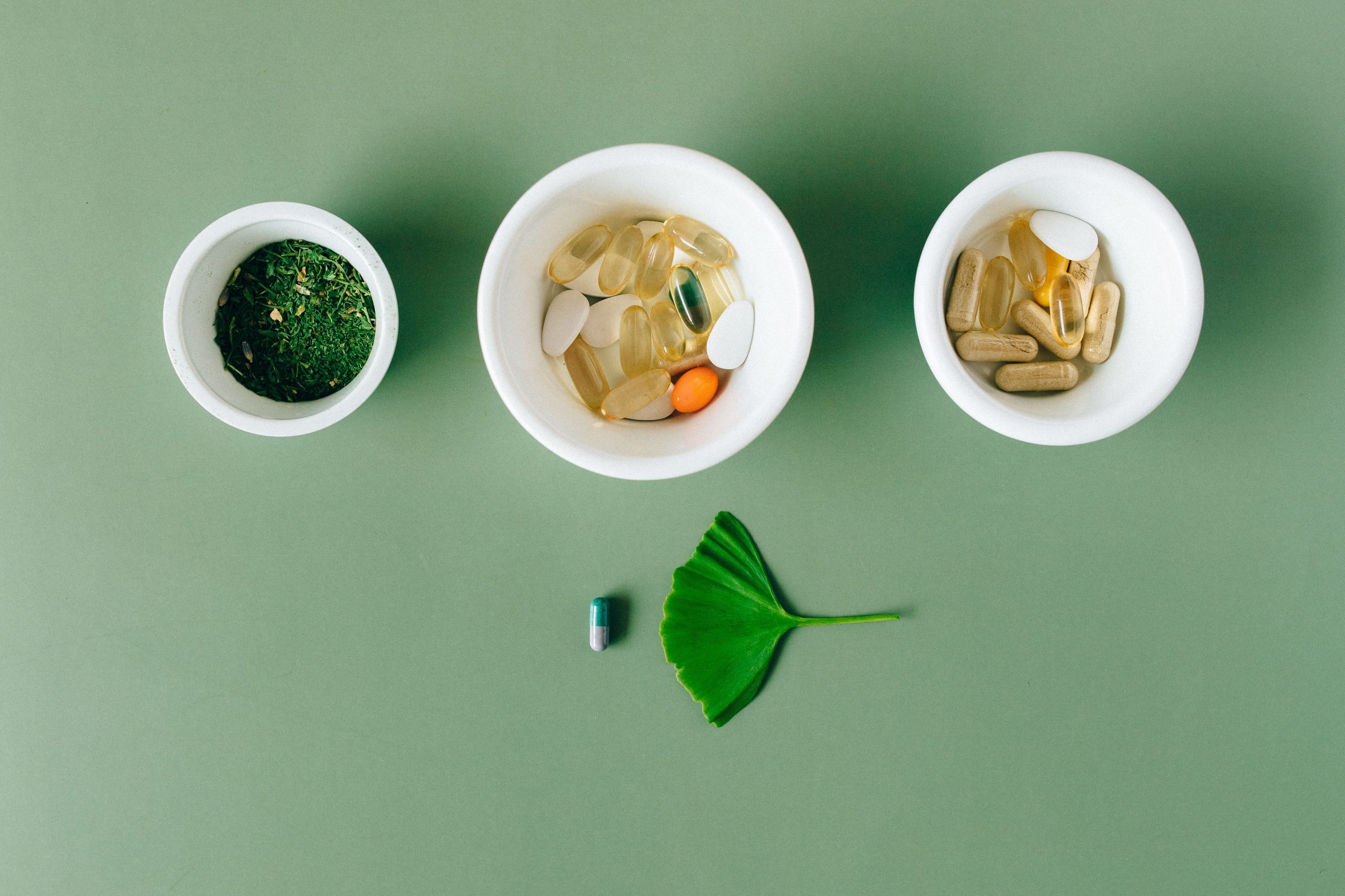 Capsules et herbes dans bols en céramique