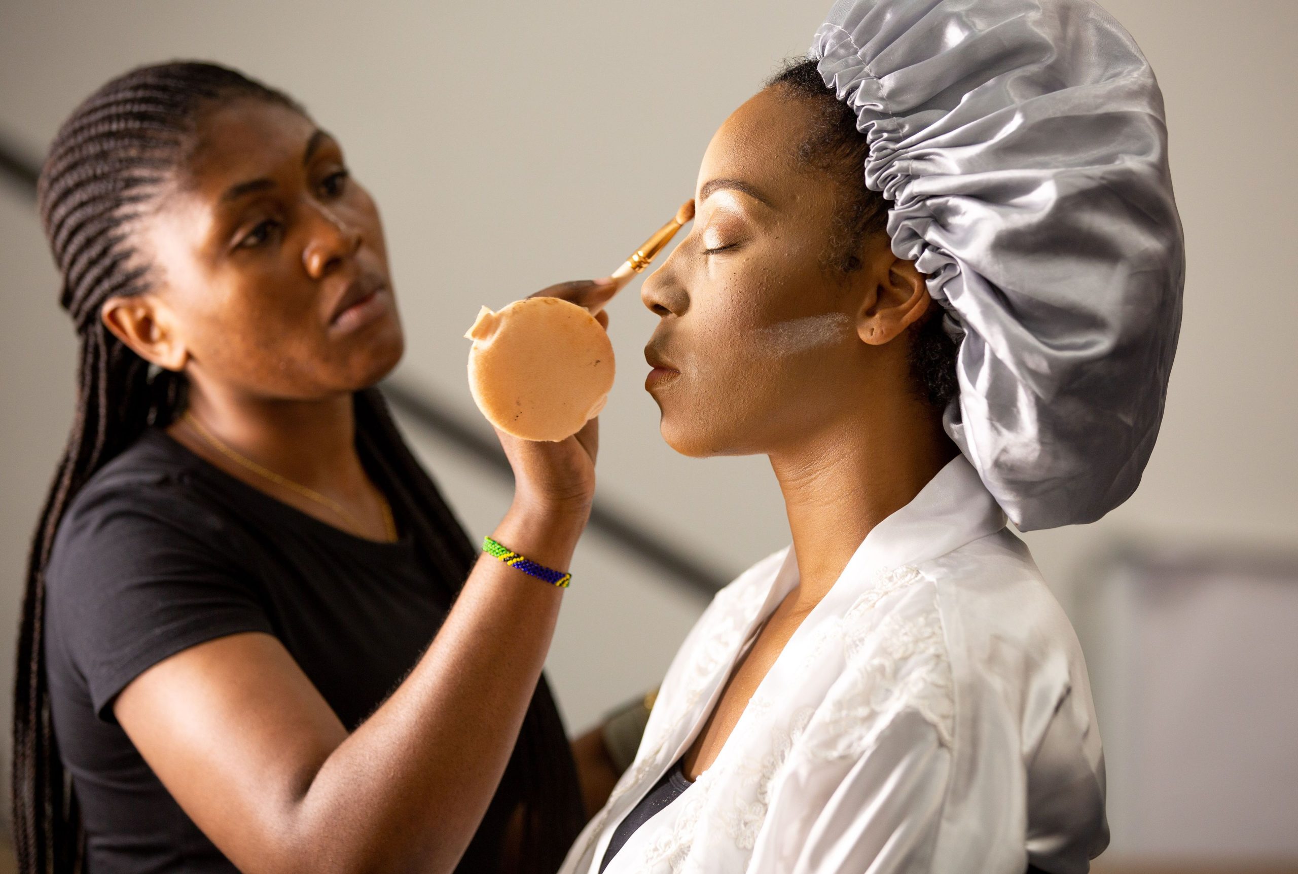 Maquilleuse appliquant les cosmétiques en salon professionnel