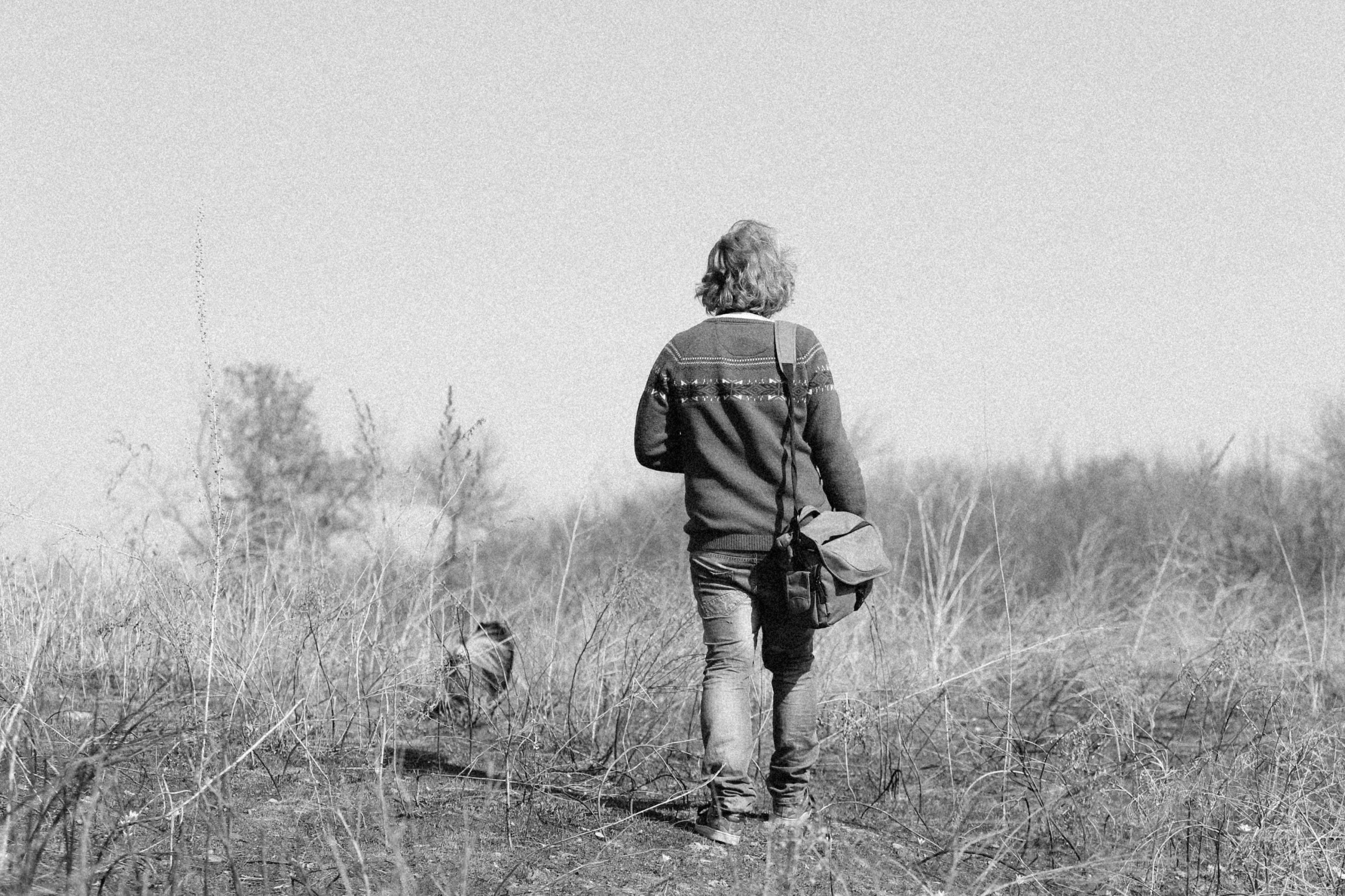 Figure isolée marchant seule dans prairie verte