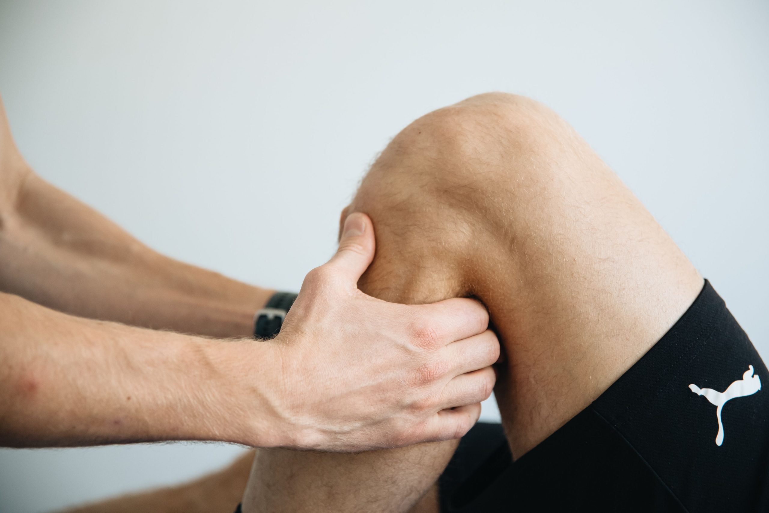 Massage thérapeutique du genou en séance de physiothérapie