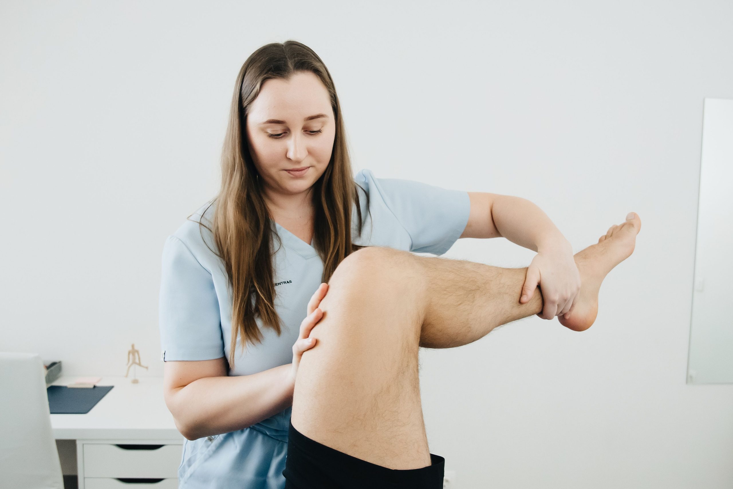 Physiothérapeute en séance de rééducation du genou