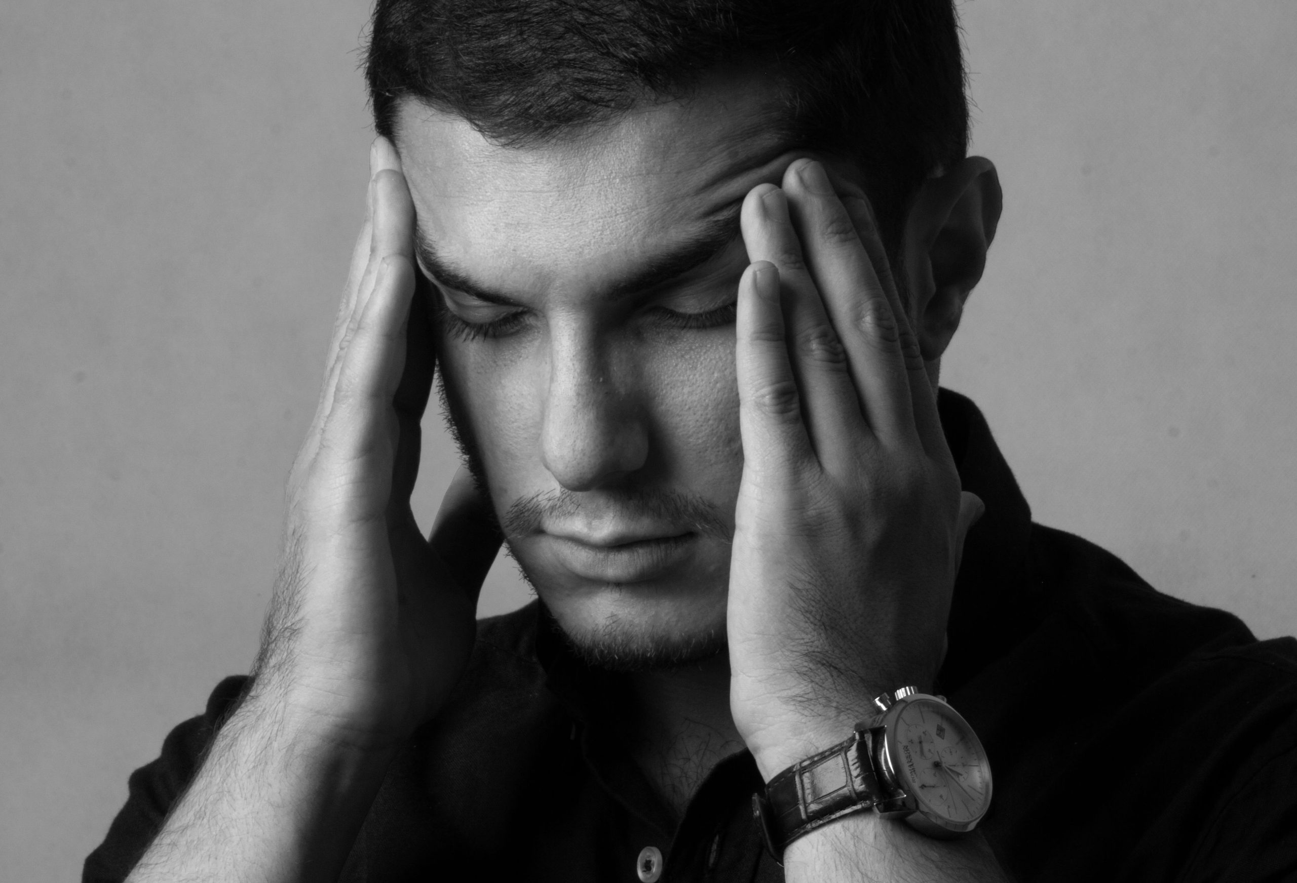 Portrait noir et blanc homme stressé tenant sa tête