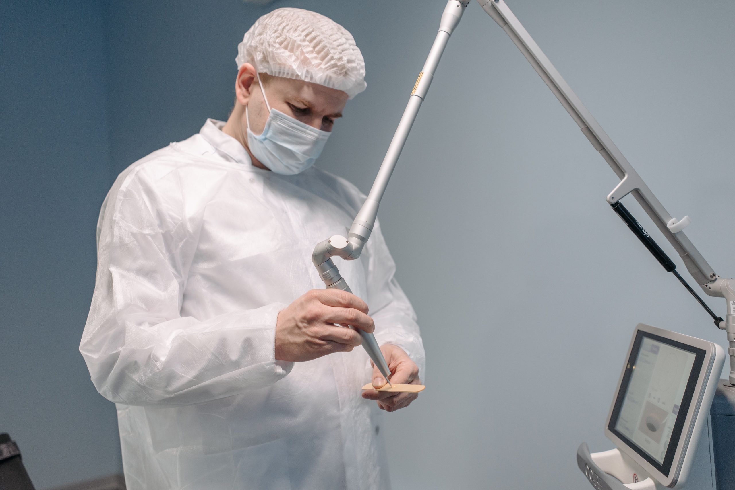 Médecin utilisant laser vbeam en clinique