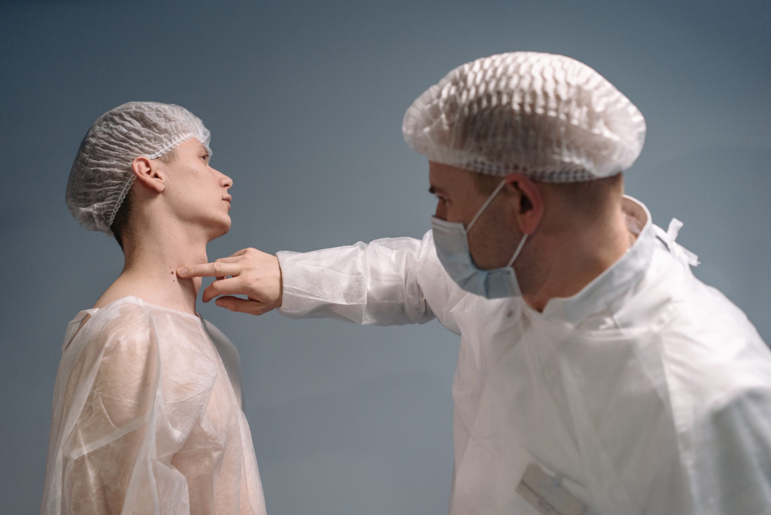 Médecin évaluant l'état de peau en consultation