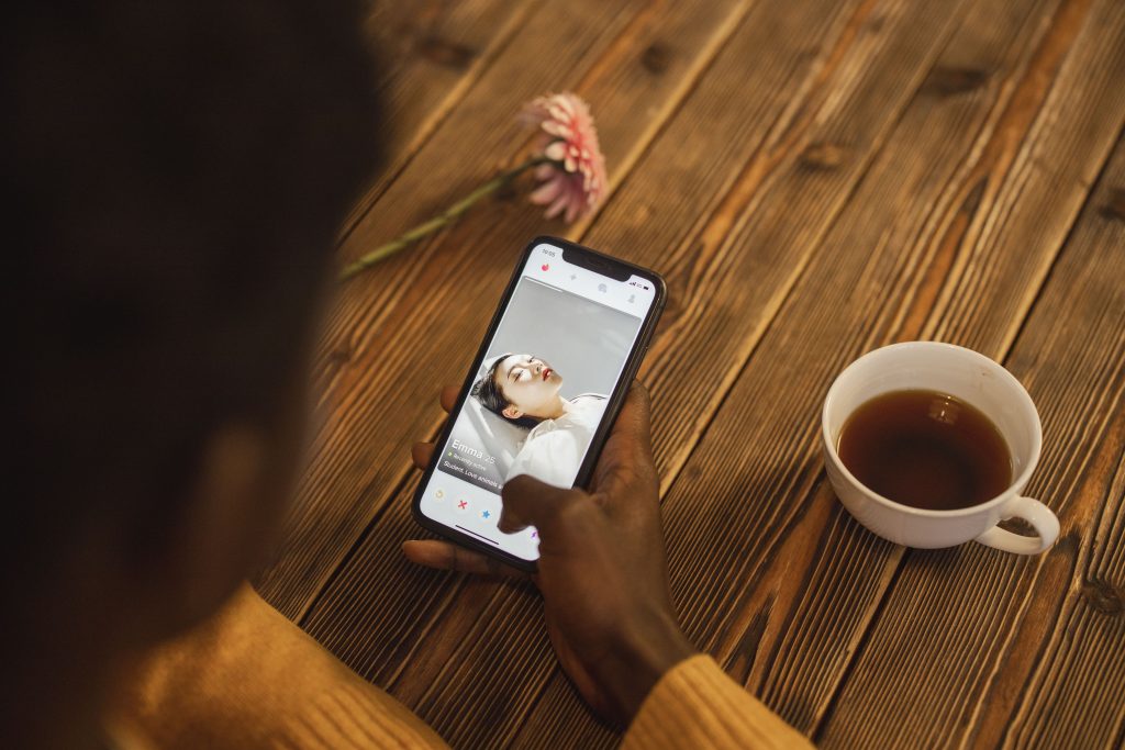 Personne utilisant une application de rencontre sur smartphone