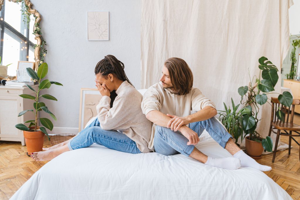 Couple assis dos à dos, conflit relationnel