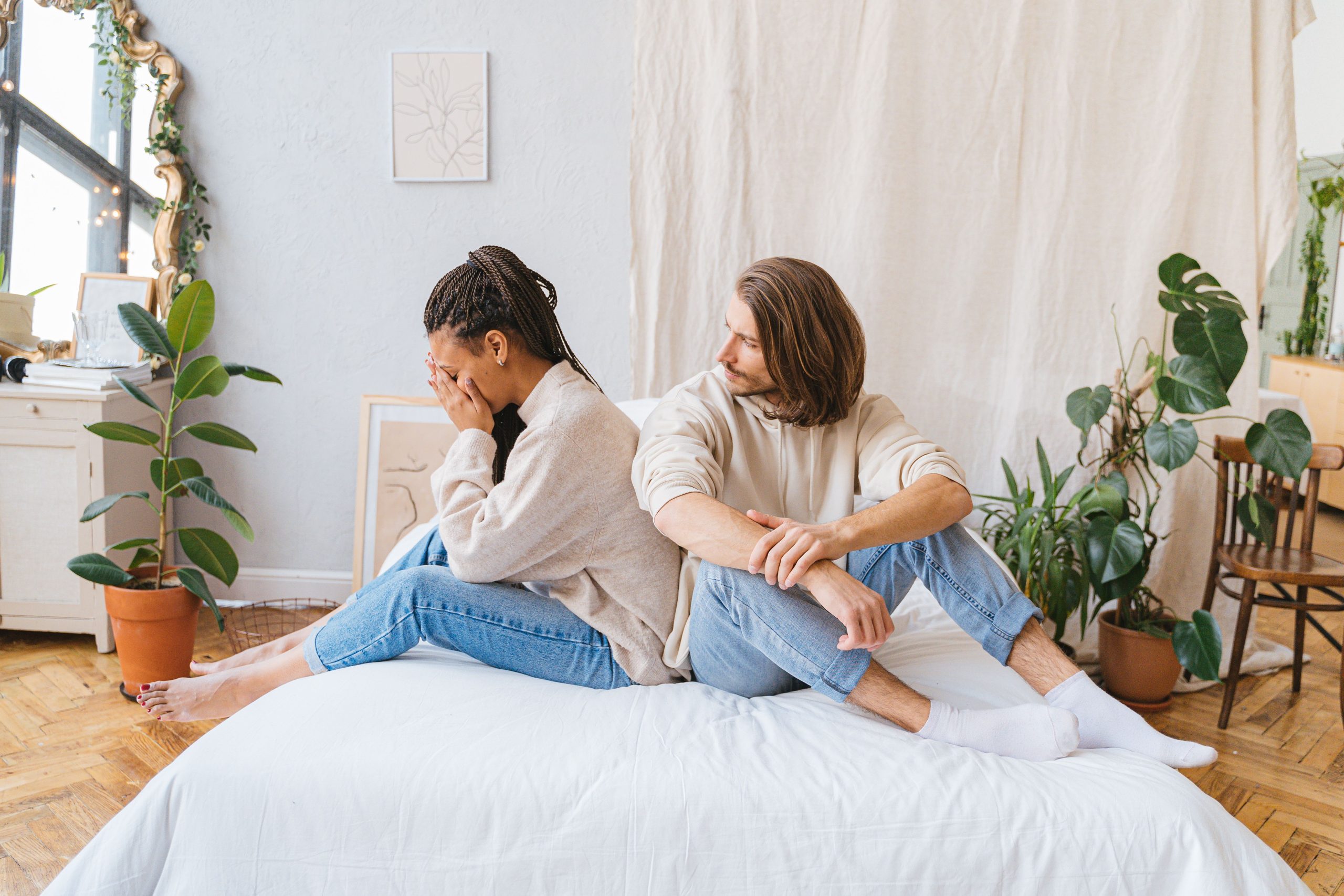 Couple assis dos à dos, conflit relationnel