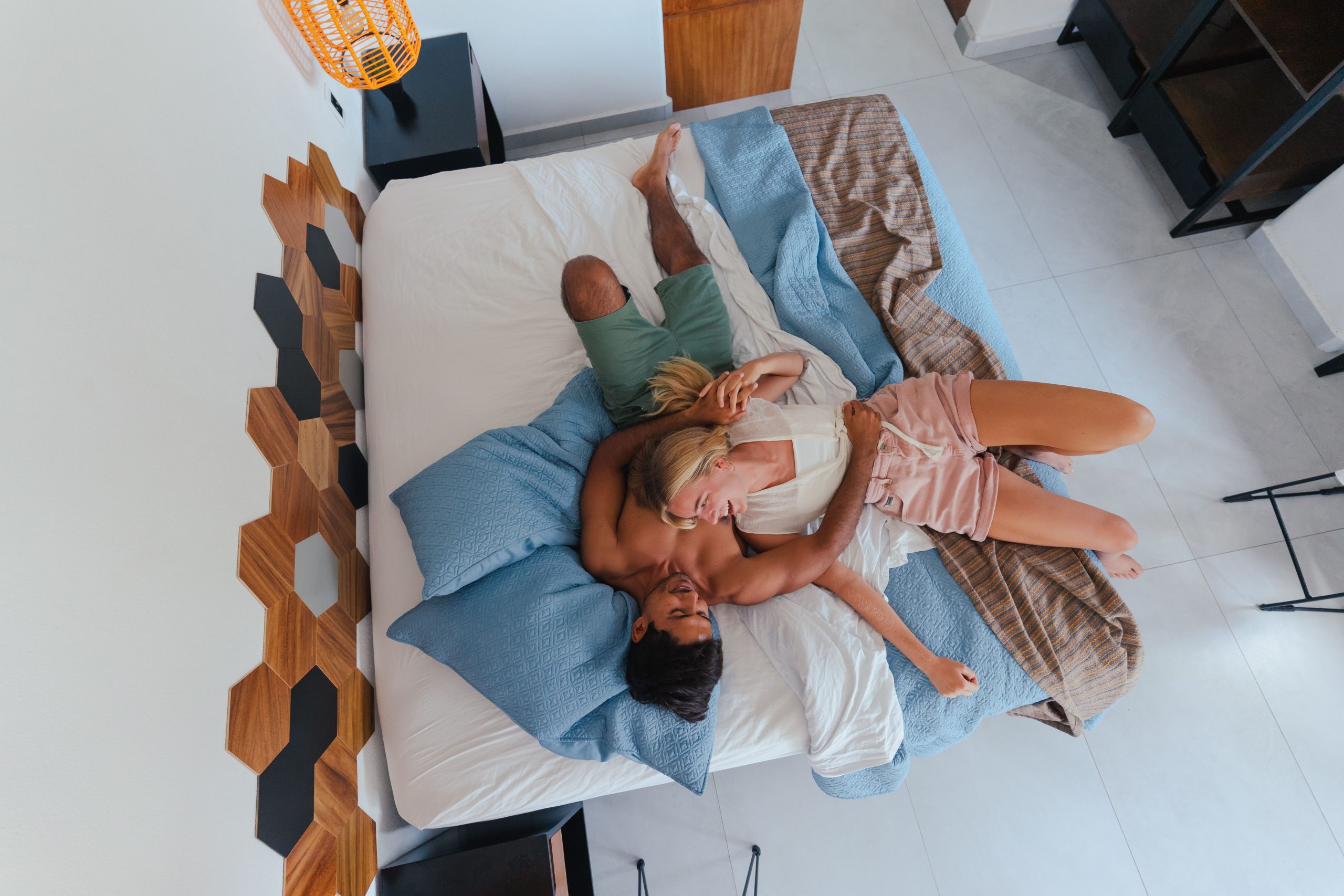 Couple multiracial se câlinant souriants dans chambre