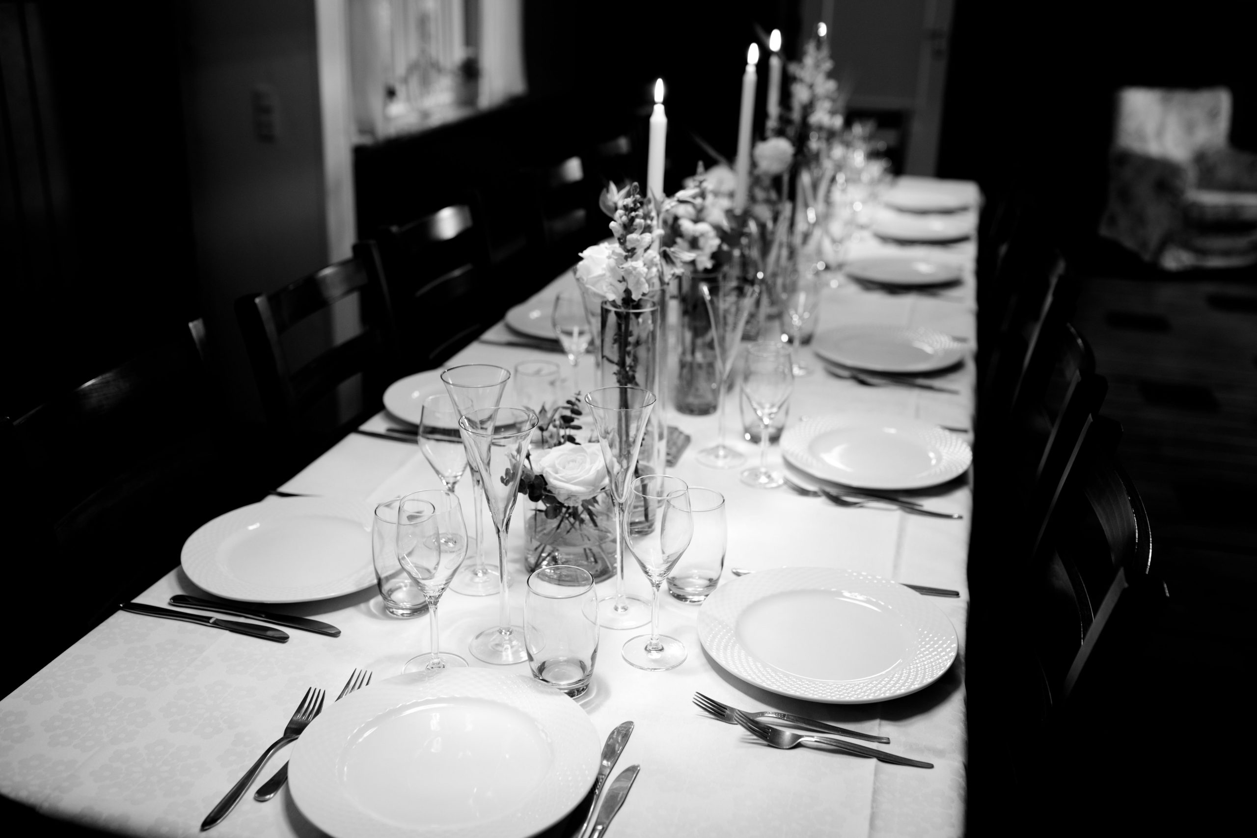 Couverts et assiettes décorées sur table de fête