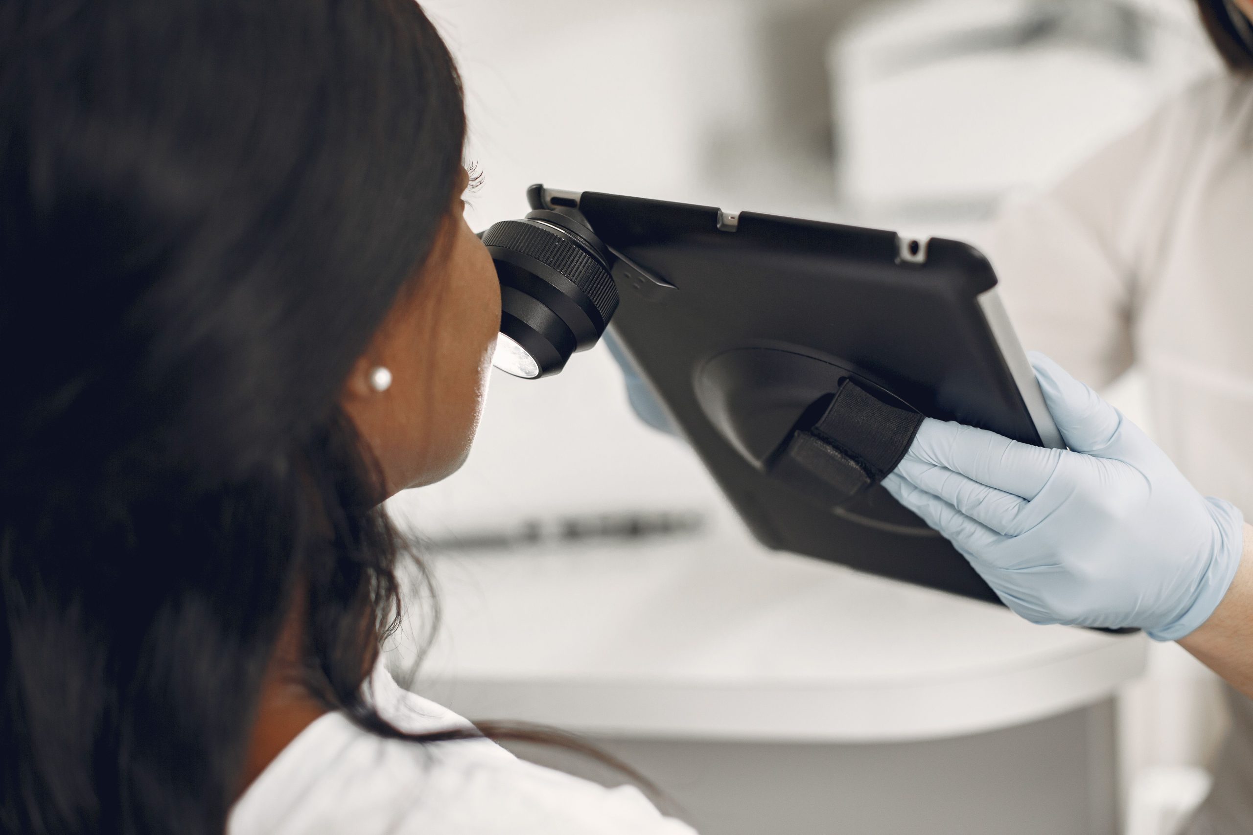 Dermatologue examinant la peau avec dermatoscope numérique