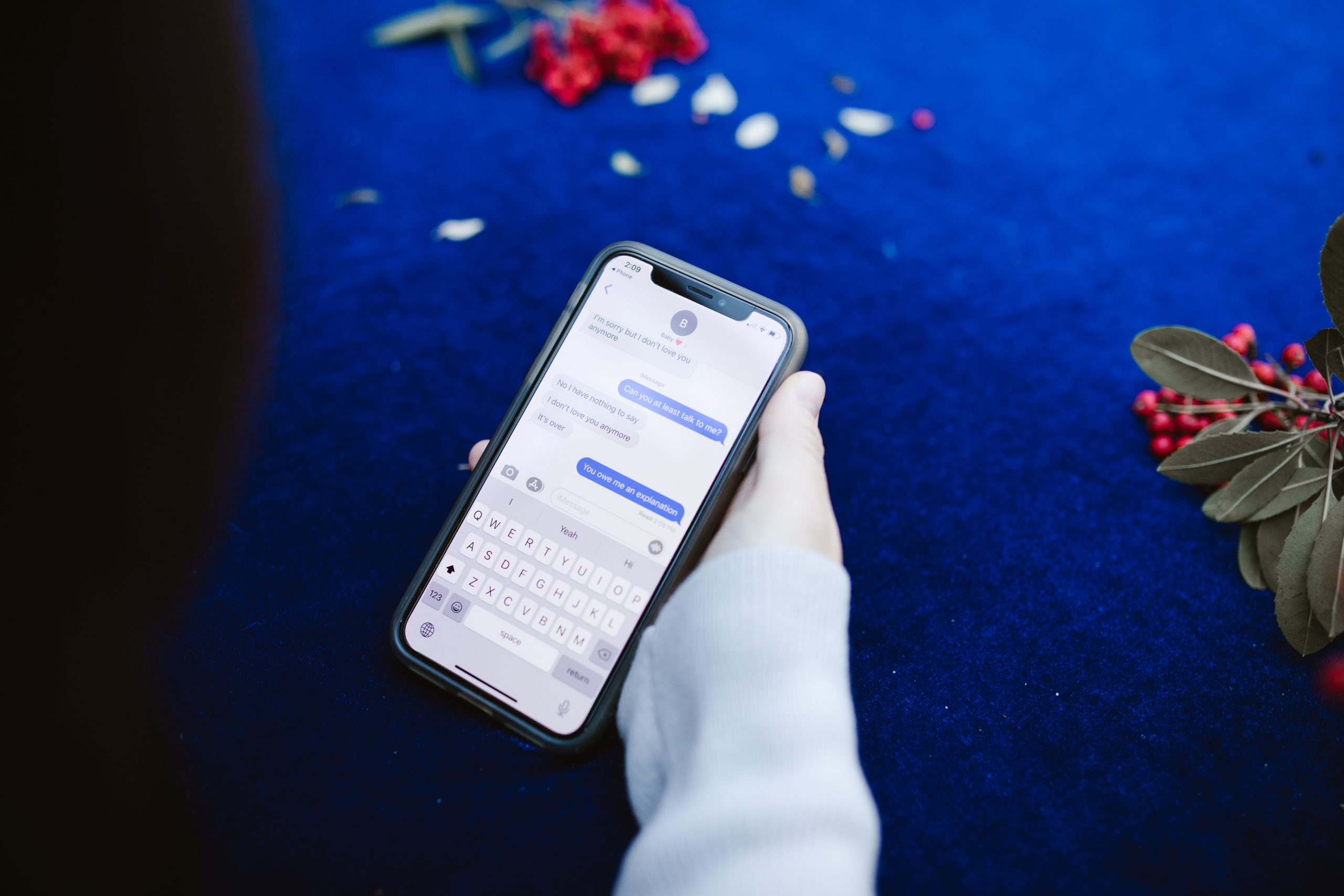 Personne lisant des messages textes sur smartphone avec fleurs