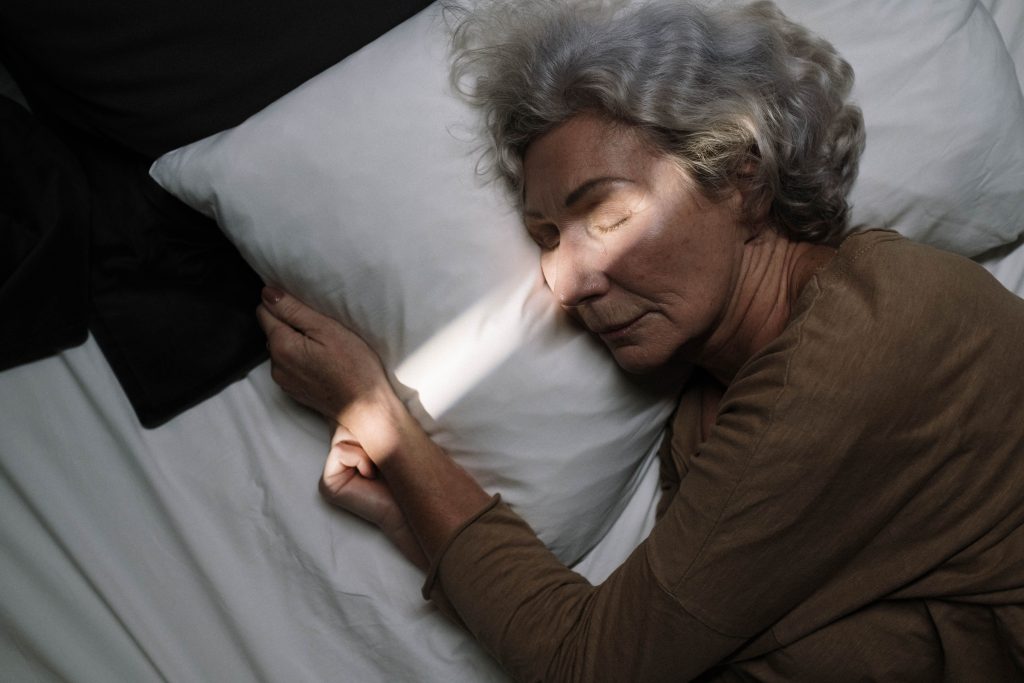 Femme âgée dormant paisiblement au lit