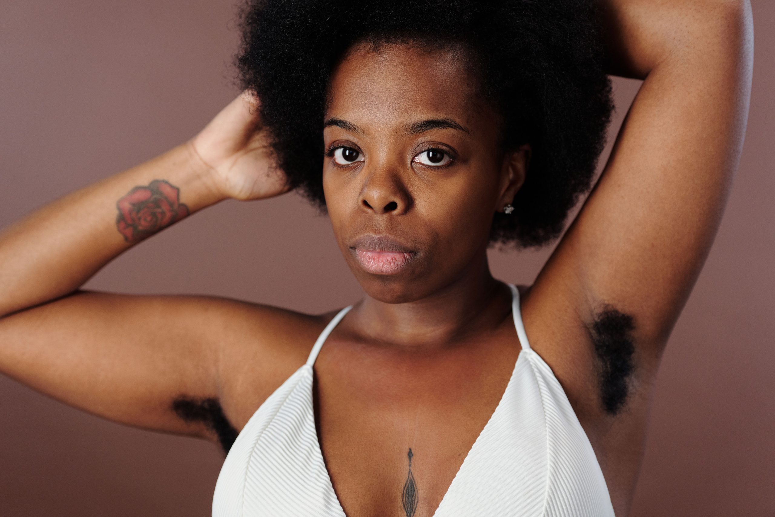 Femme confiante bras levés beauté naturelle