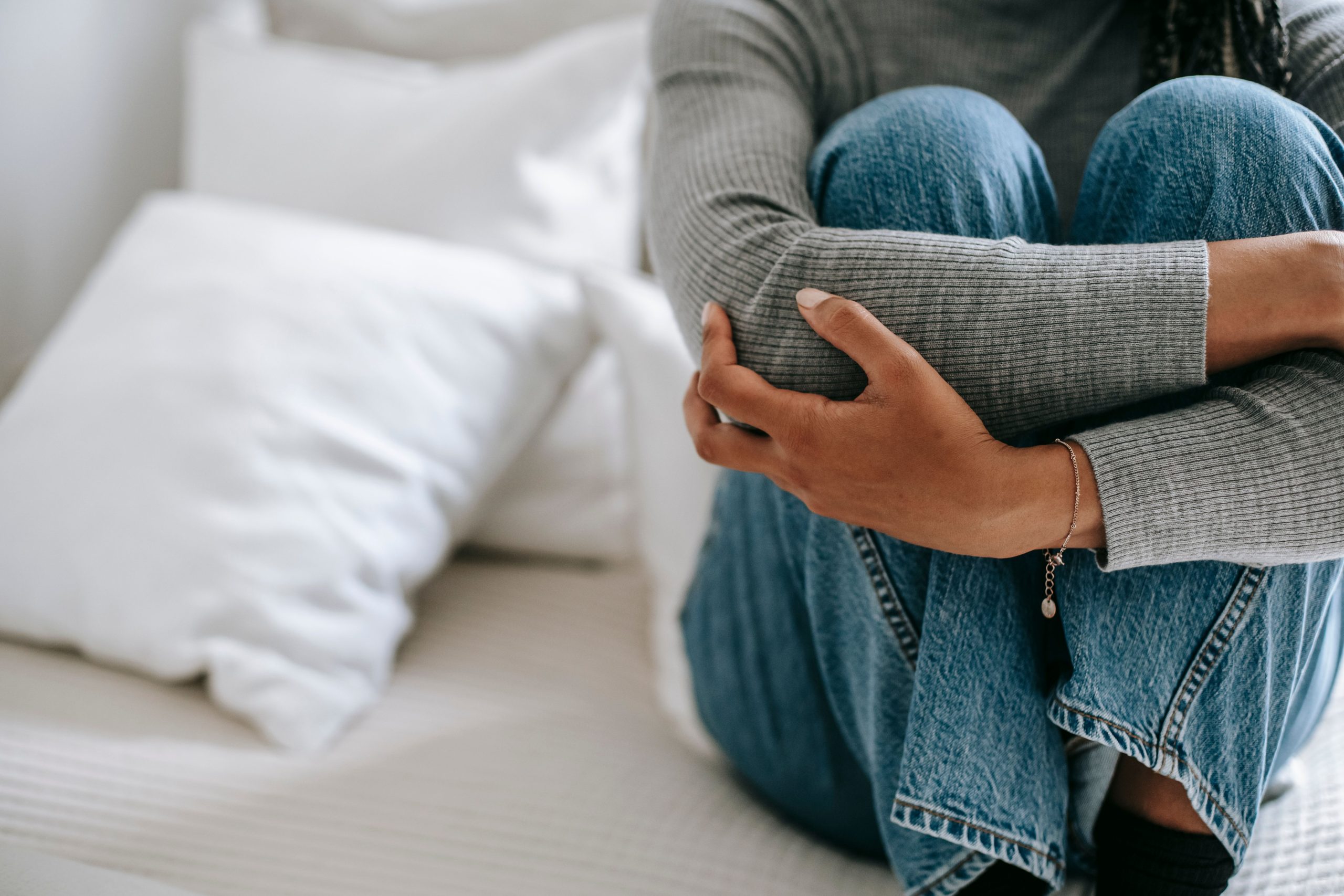Femme frustrée et desemparee assise sur son lit