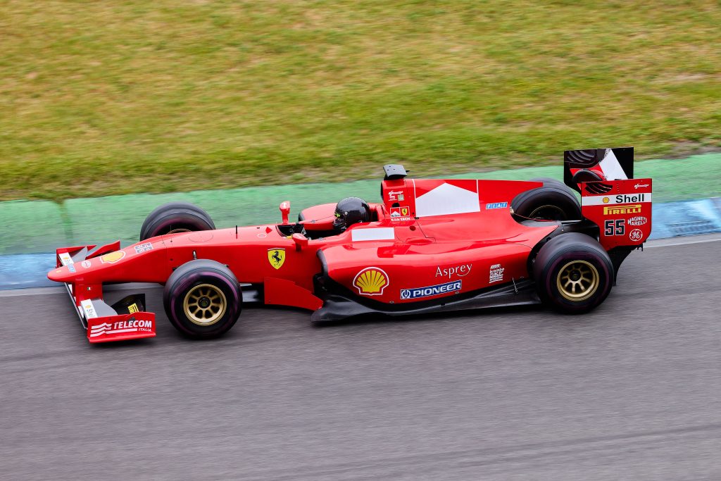 Voiture Formula 1 à grande vitesse sur circuit