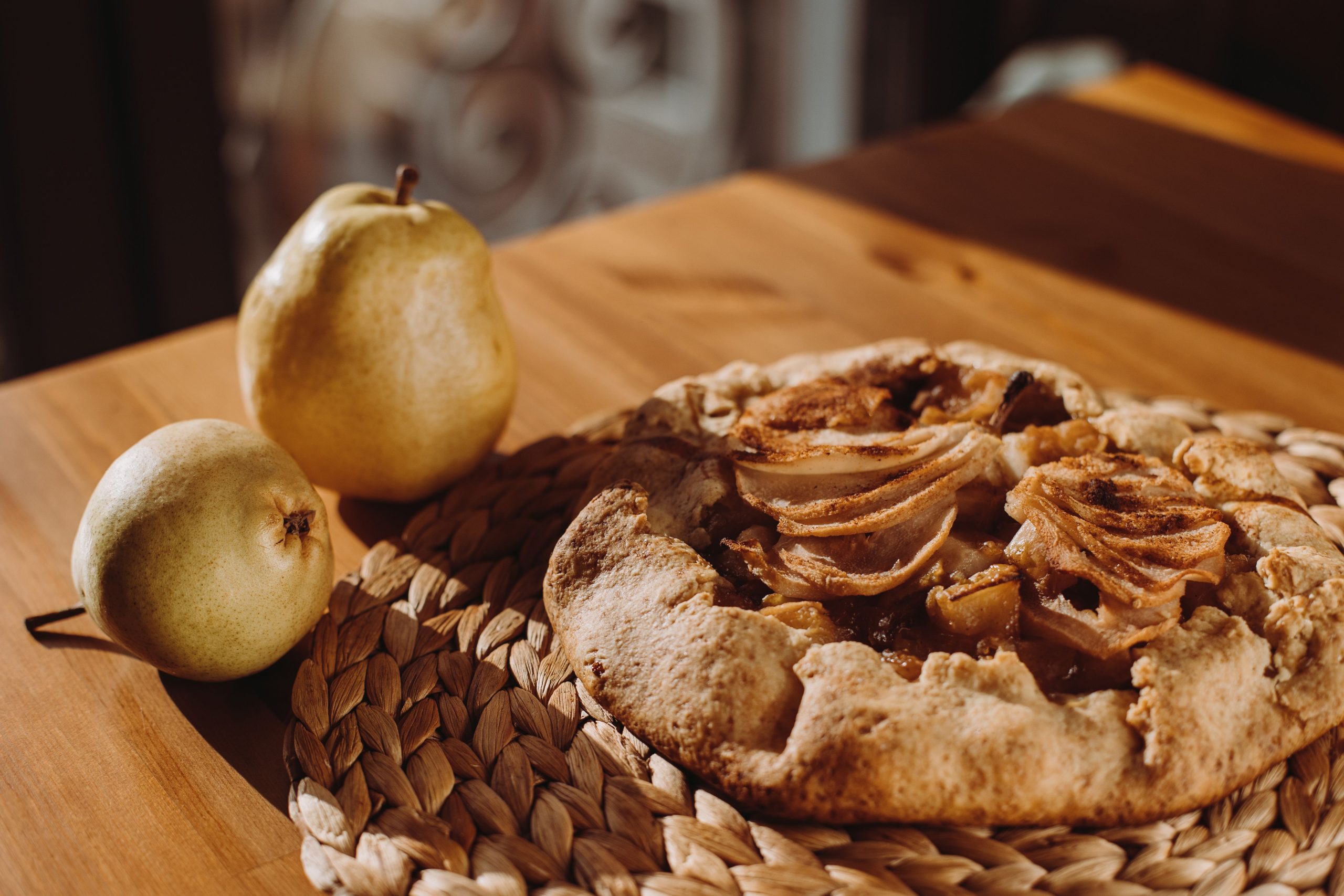 Délicieuse galette aux poires sur table
