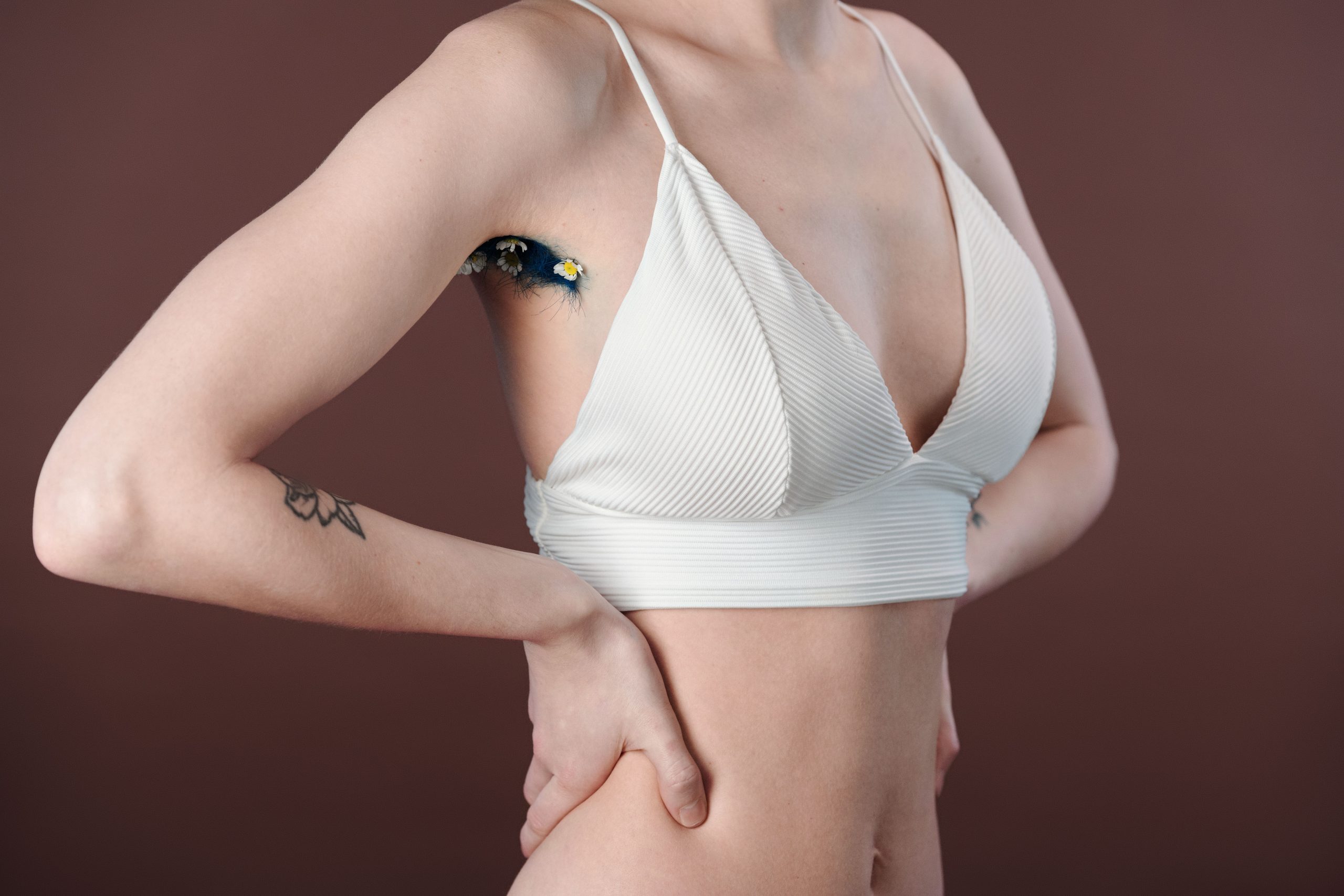 Aisselle femme design floral crop top blanc