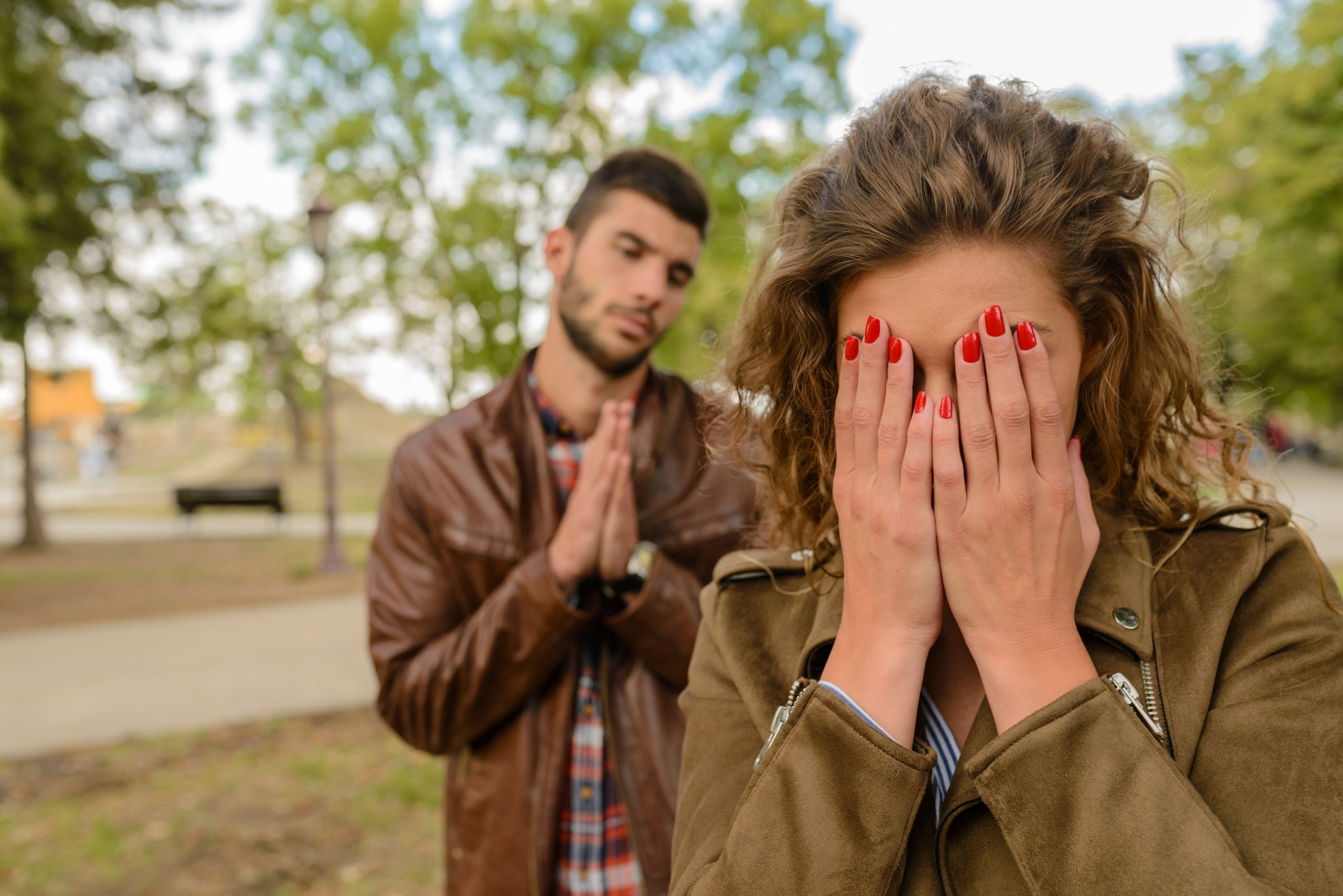 Homme s'excuse face à femme contrariée