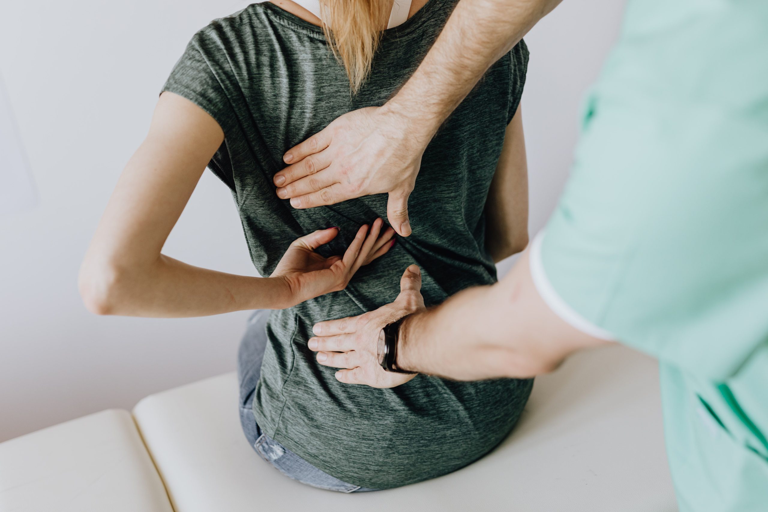 Patiente indiquant zone douleur lombaire au medecin