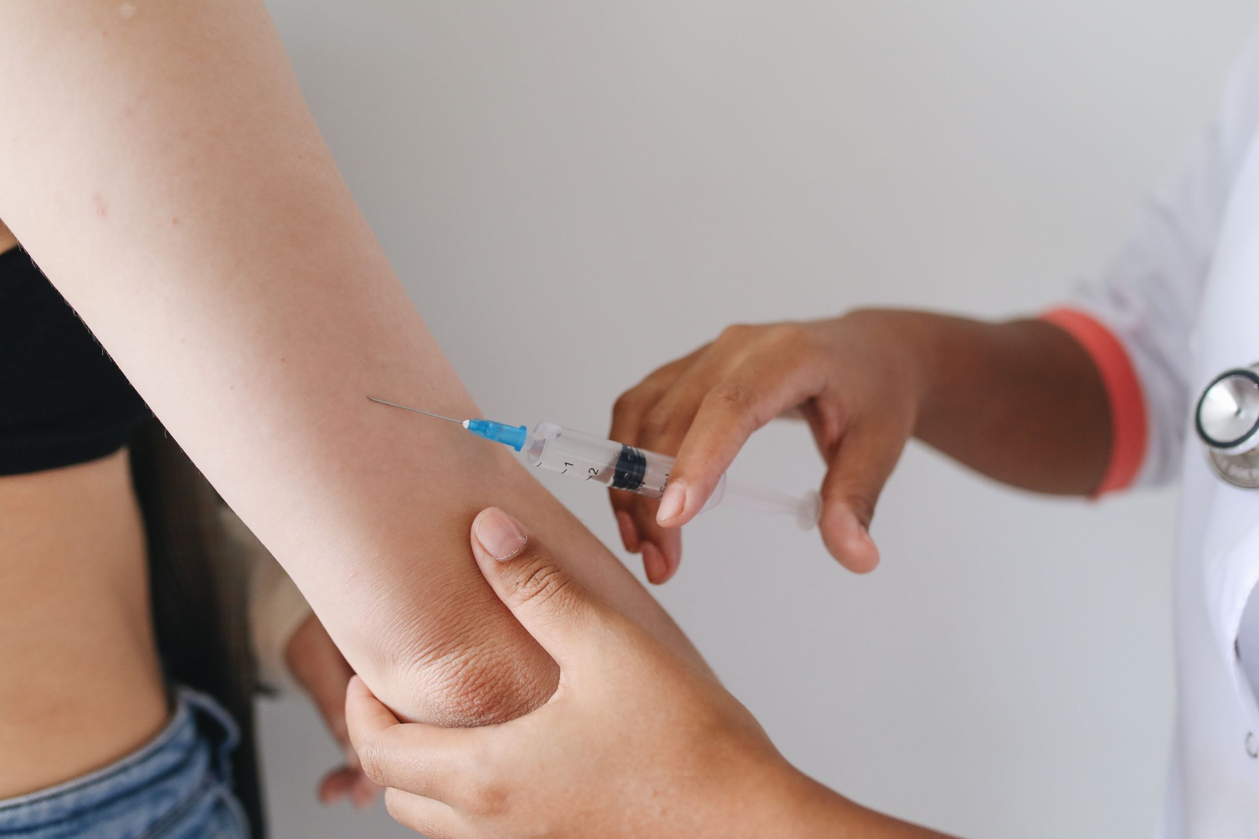 Médecin administrant injection au bras du patient