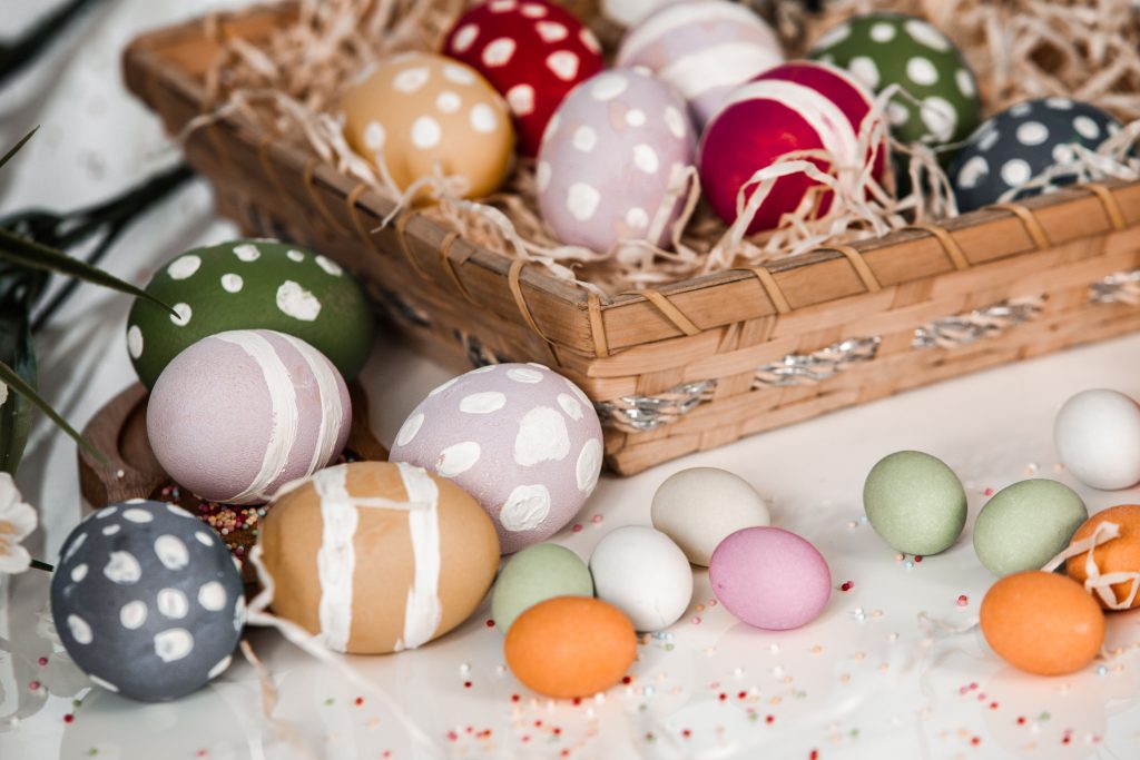 Œufs de Pâques décorés dans un panier