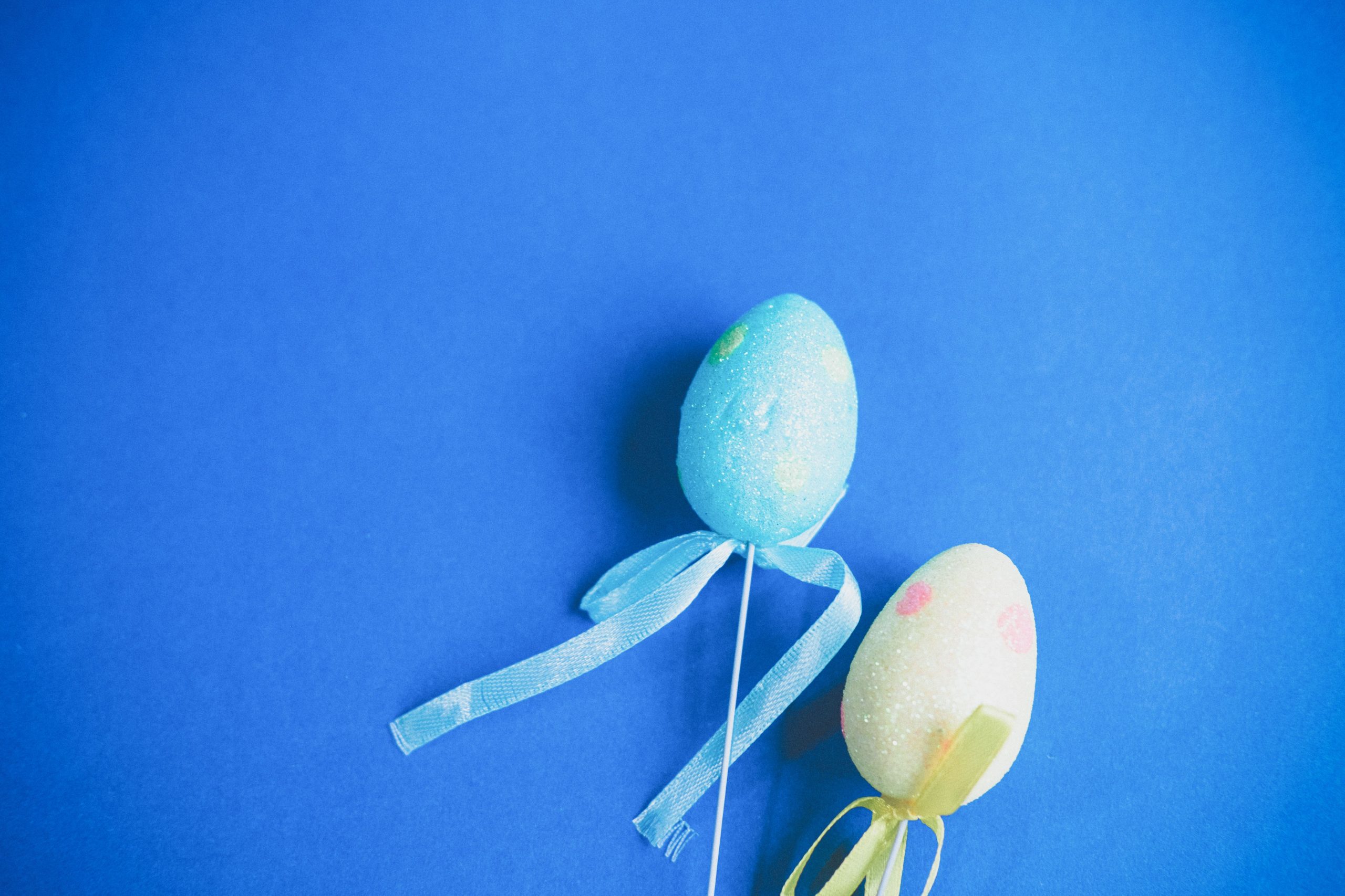 Œufs de Pâques décorés avec rubans bleus