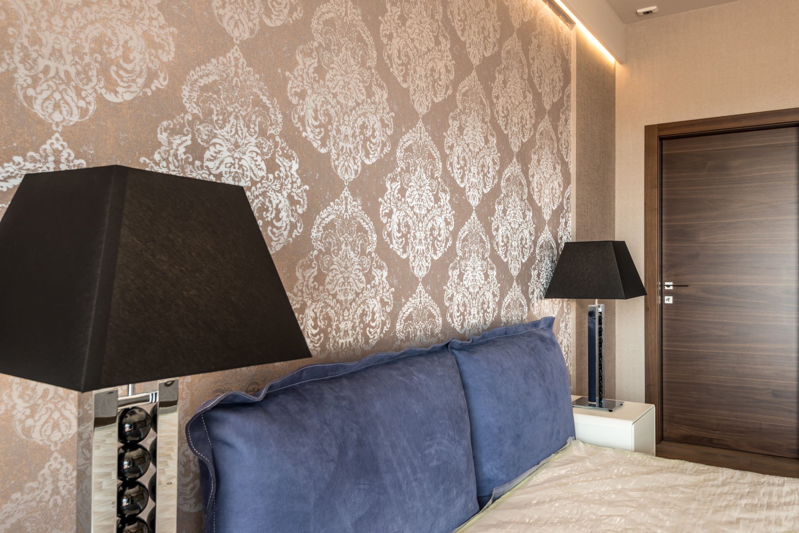 Chambre moderne avec papier peint élégant et lampes noires