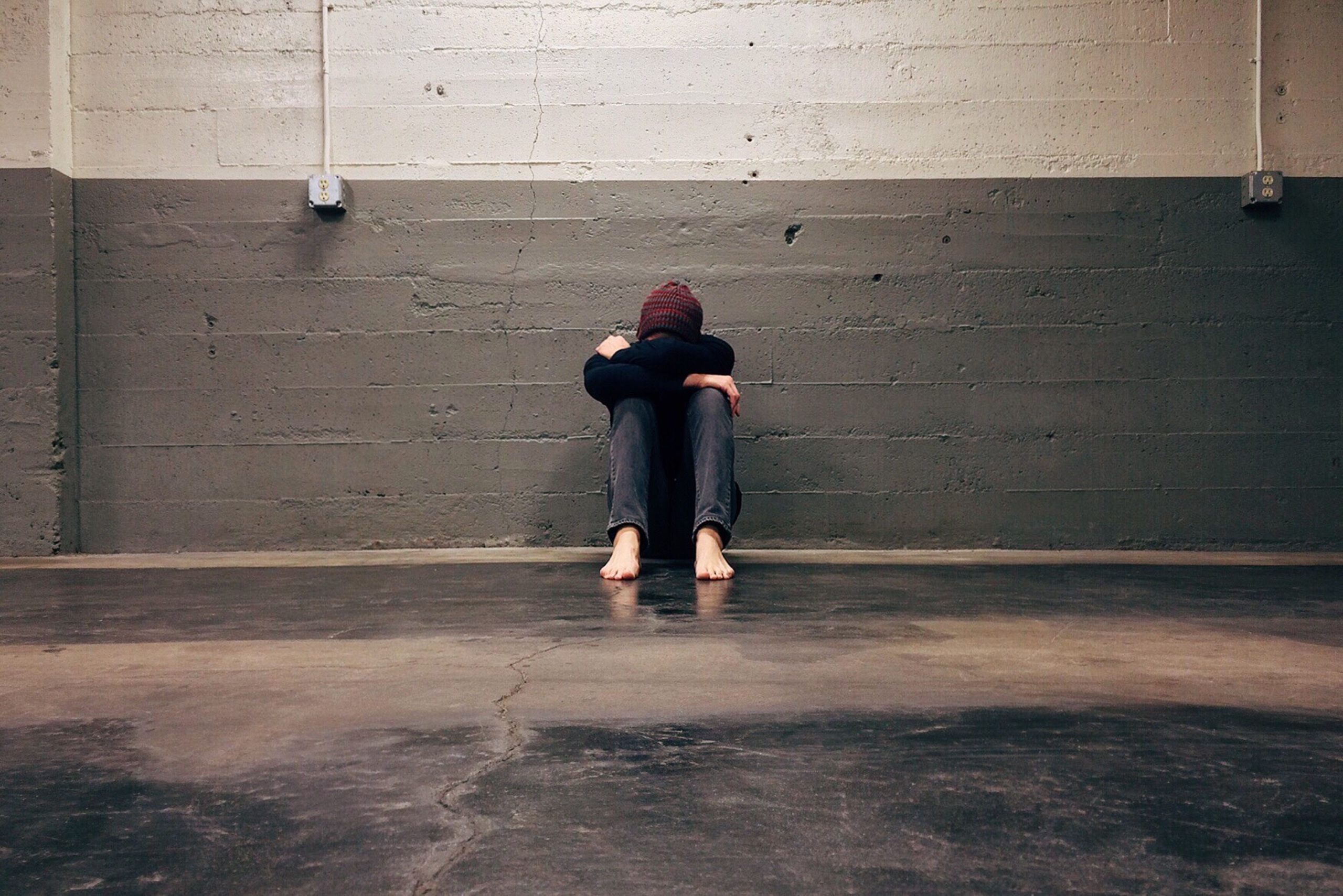 Personne isolee dans un coin evoquant la solitude emotionnelle