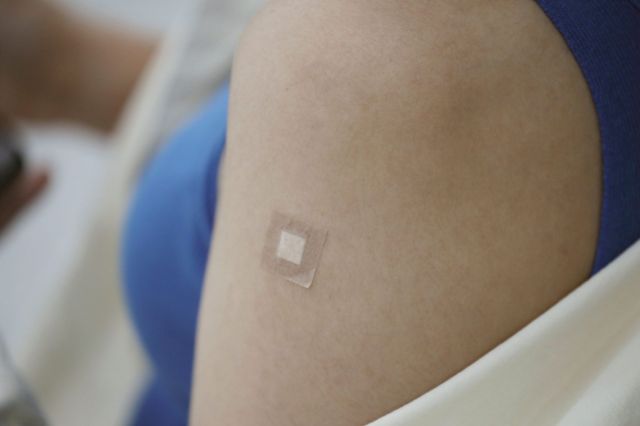 Gros plan pansement sur bras après vaccination médicale