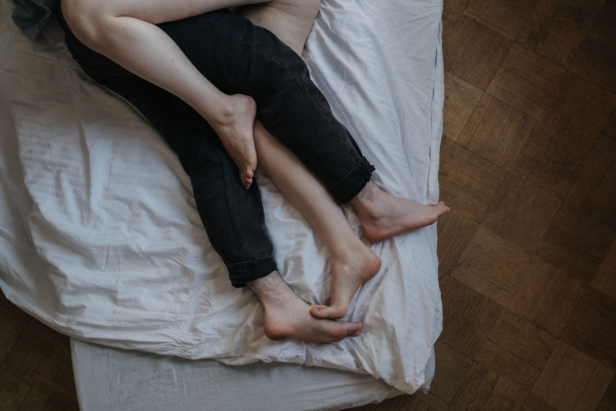 Couple intime se détendant pieds nus dans chambre