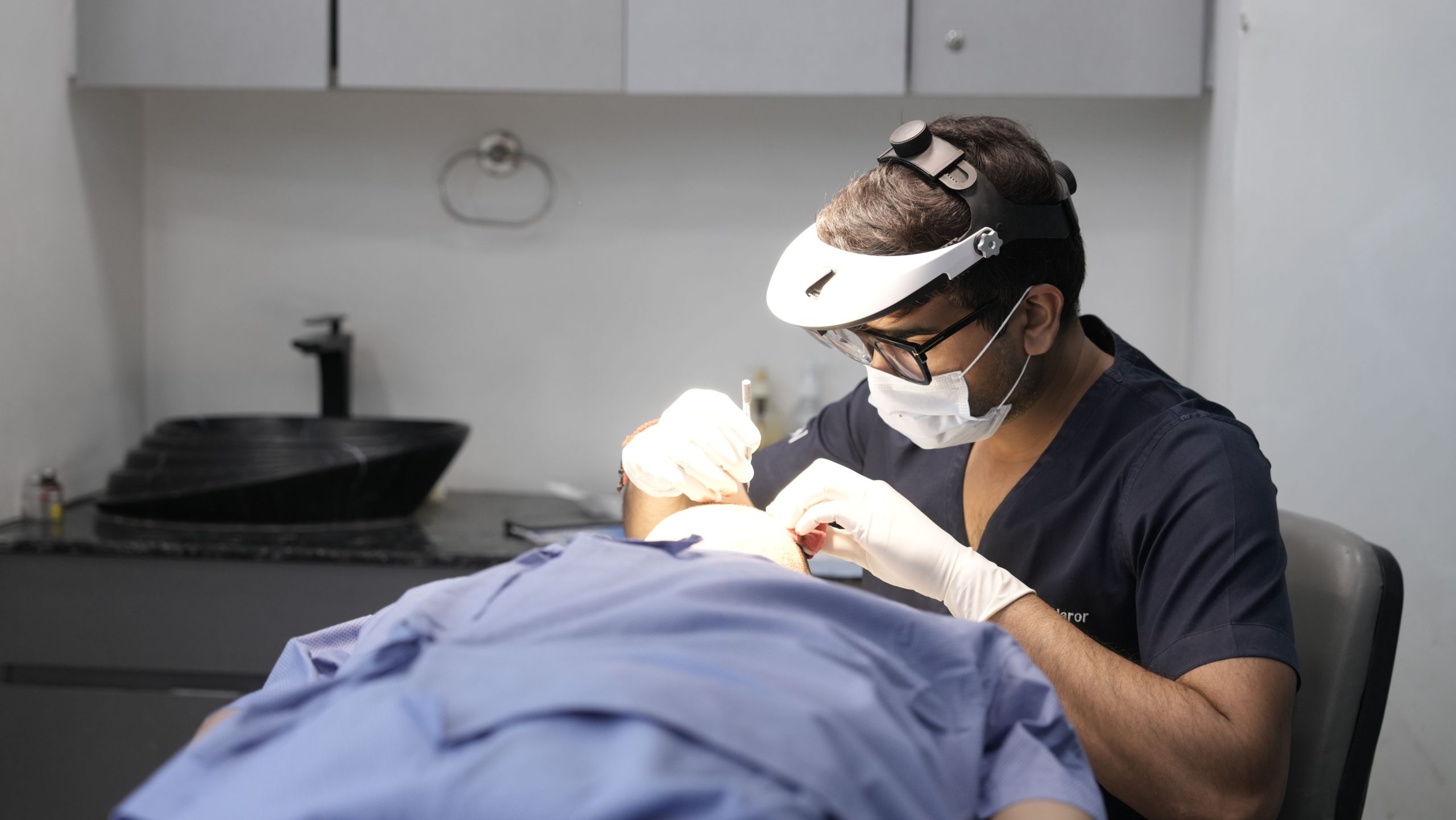 Dermatologue effectuant soin dermatologique en clinique