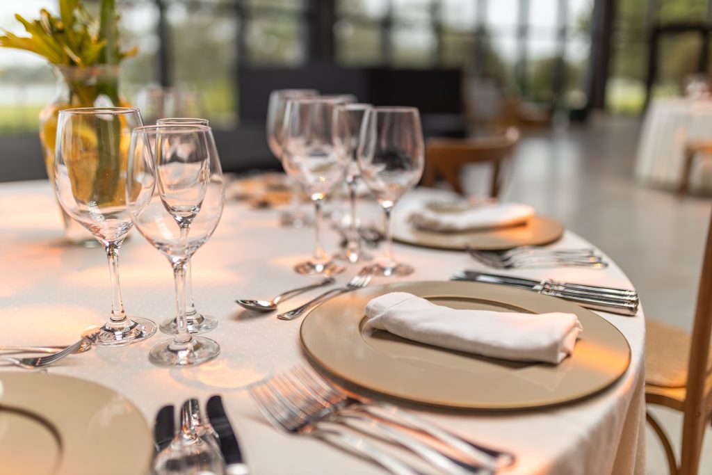 Table élégante avec verres et serviettes de restaurant