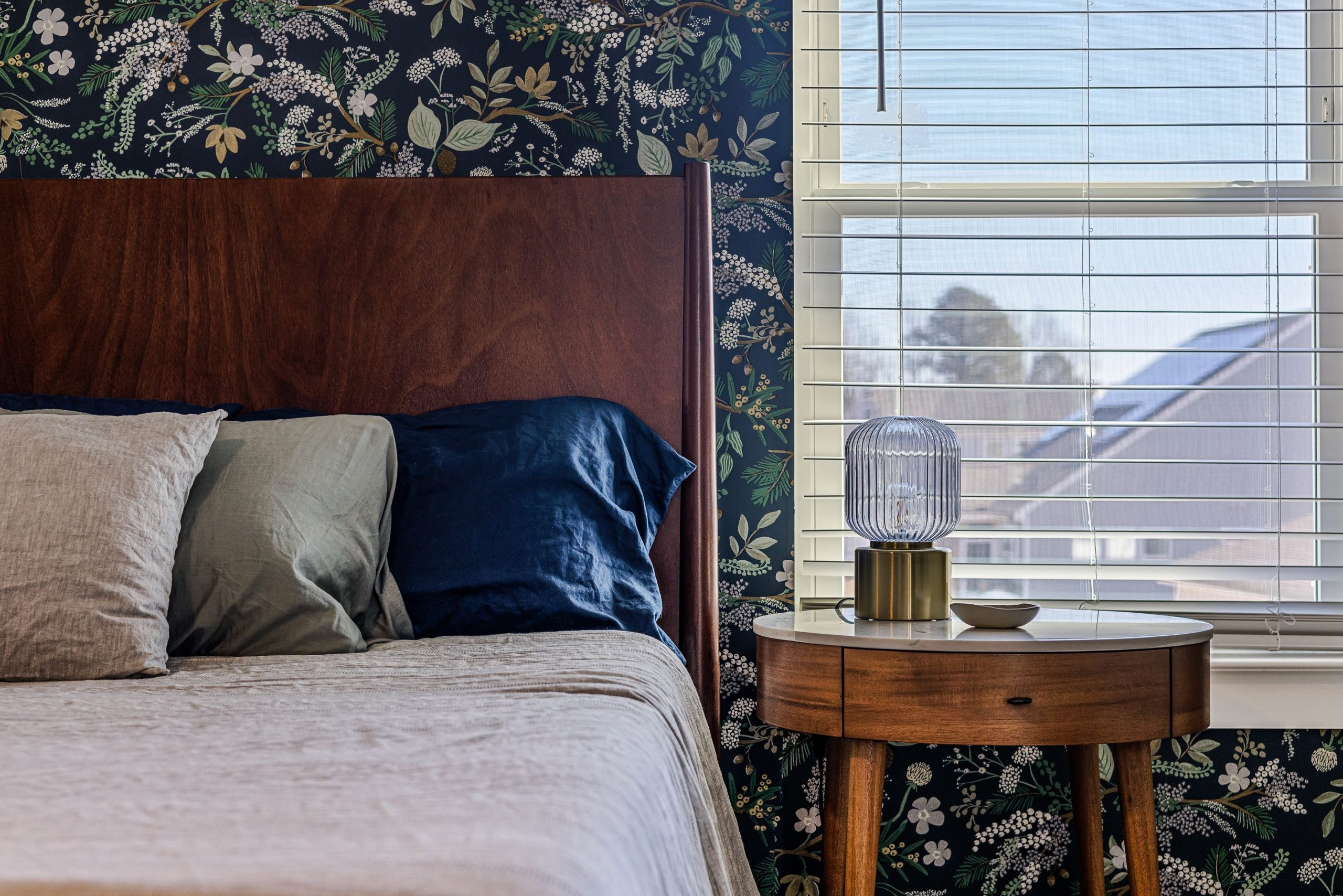 Chambre élégante avec tapisserie florale et lumière naturelle