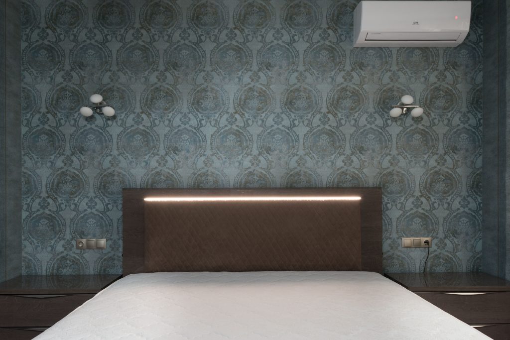 Tête de lit marron avec tapisserie ornementale et appliques