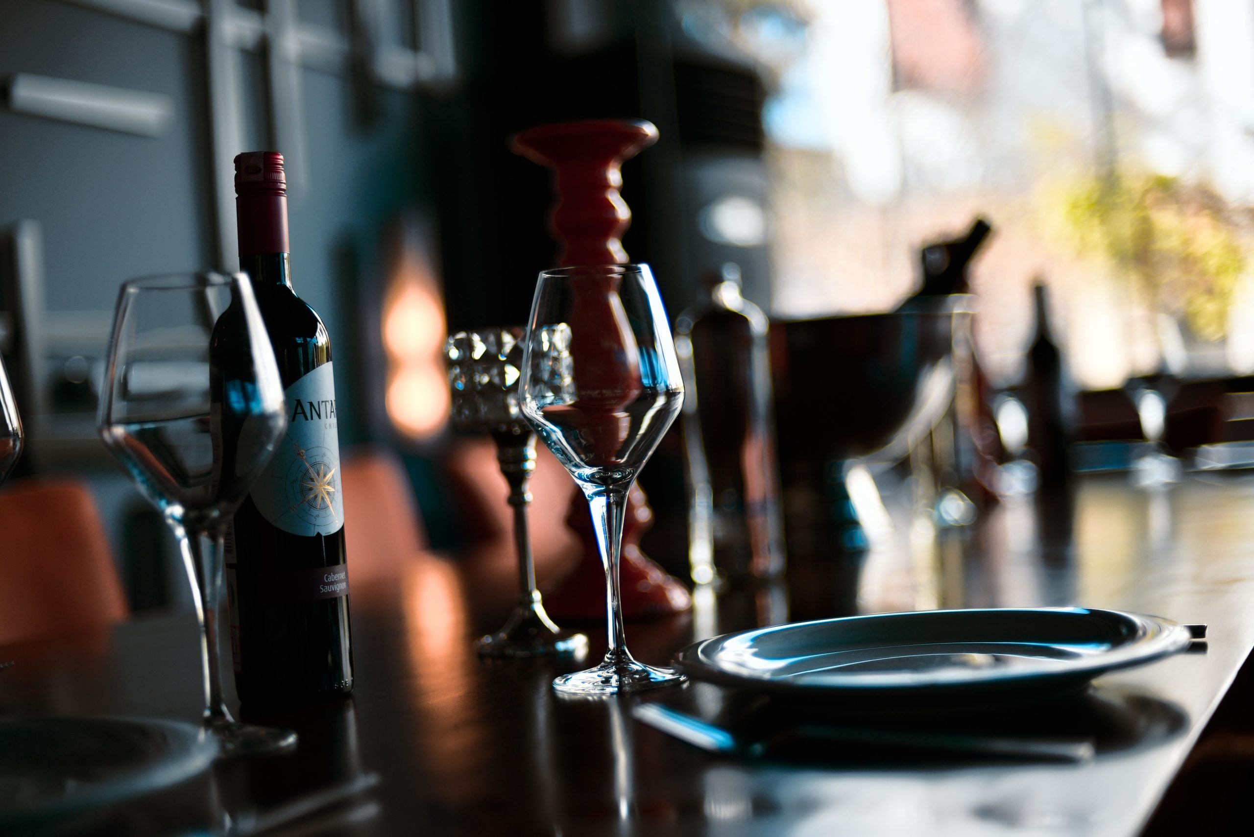 Verres de vin avec bouteille et éclairage chaleureux